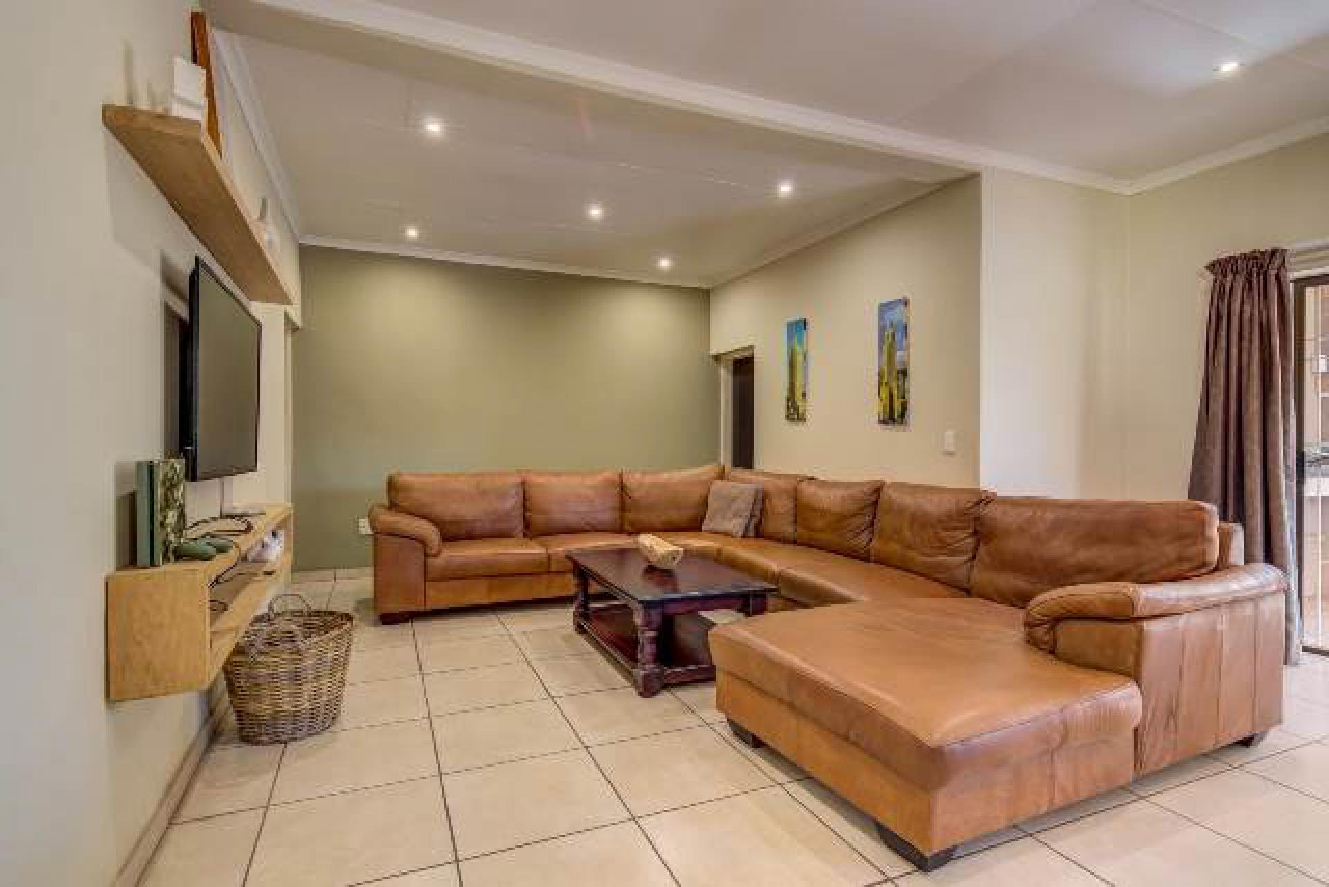 Lounges - 27 square meters of property in Glen Marais