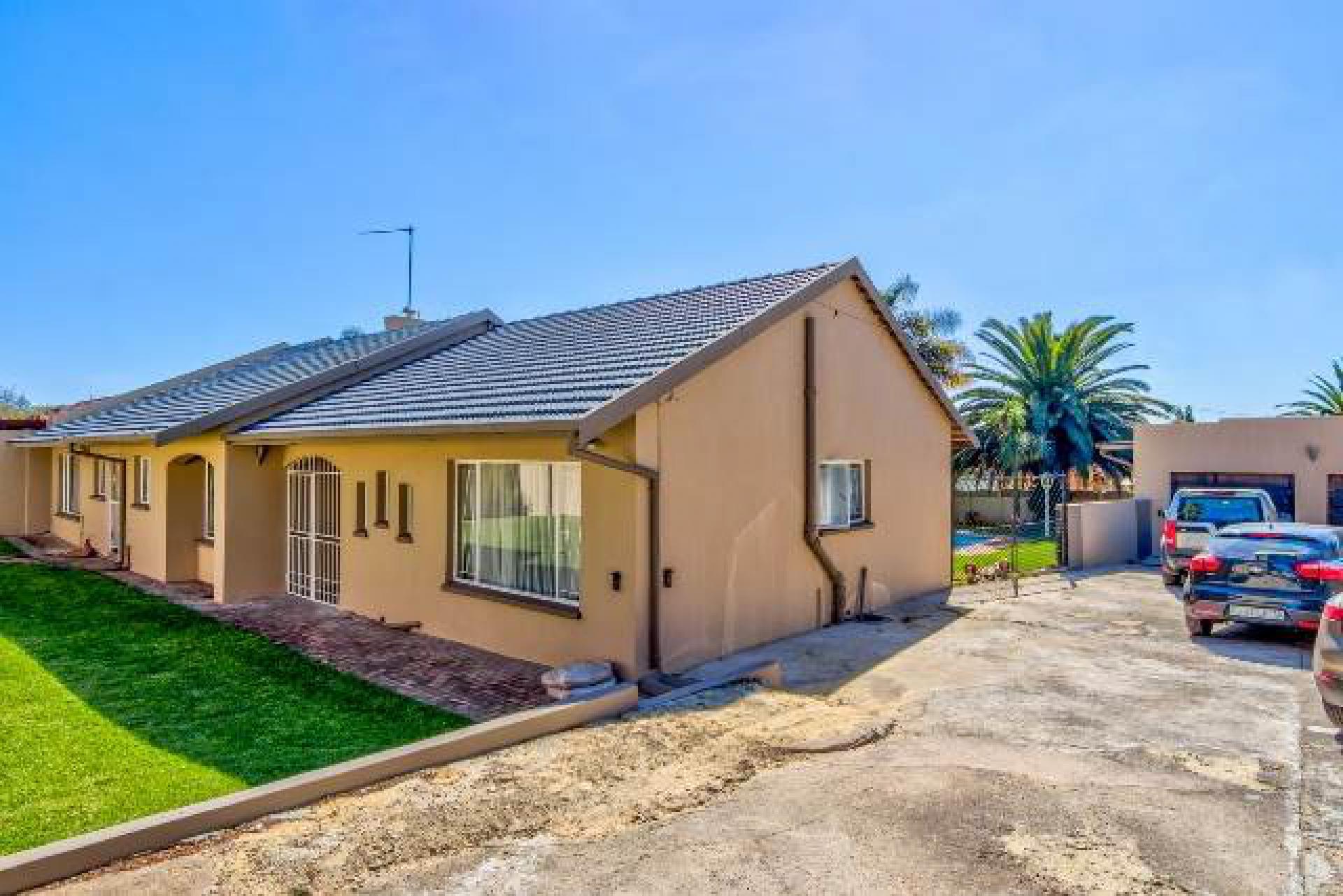 Front View of property in Glen Marais