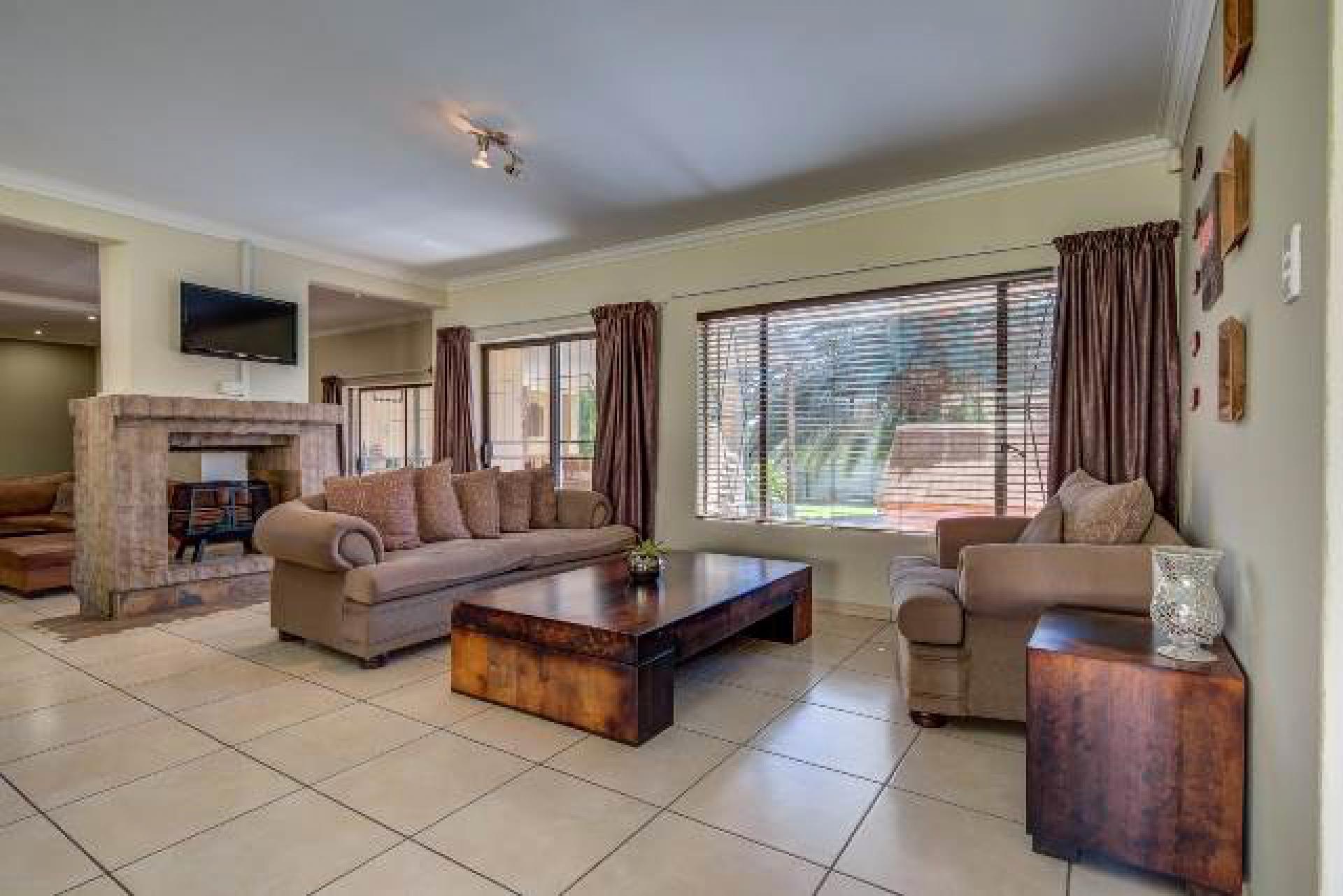 Lounges - 27 square meters of property in Glen Marais