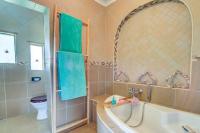 Bathroom 1 - 8 square meters of property in Glenmarais (Glen Marais)