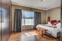 Main Bedroom - 14 square meters of property in Glenmarais (Glen Marais)