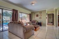 Lounges - 27 square meters of property in Glenmarais (Glen Marais)