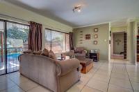 Lounges - 27 square meters of property in Glen Marais