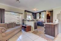 Kitchen - 9 square meters of property in Glenmarais (Glen Marais)