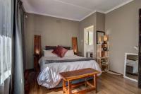 Main Bedroom - 14 square meters of property in Glenmarais (Glen Marais)