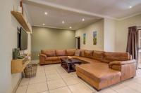 Lounges - 27 square meters of property in Glen Marais