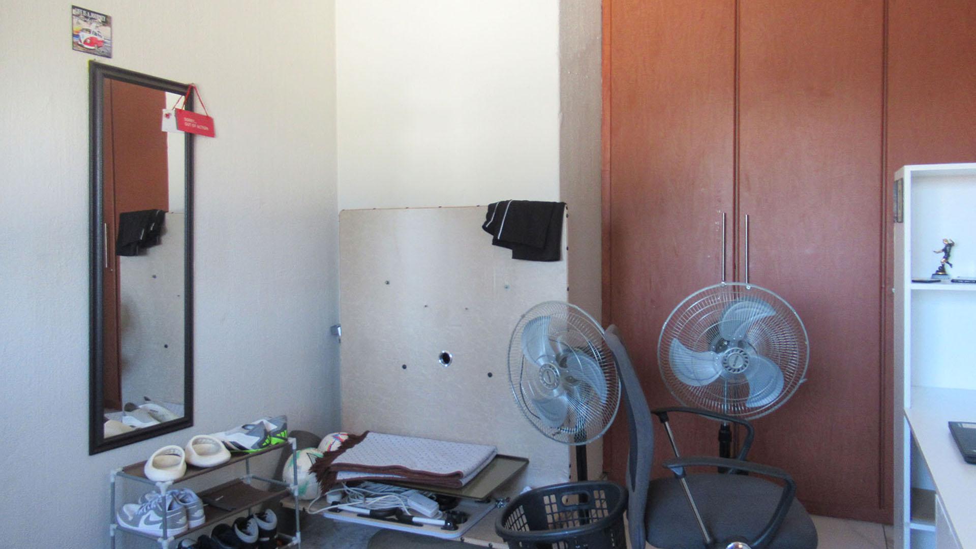 Bed Room 1 - 17 square meters of property in Gillview