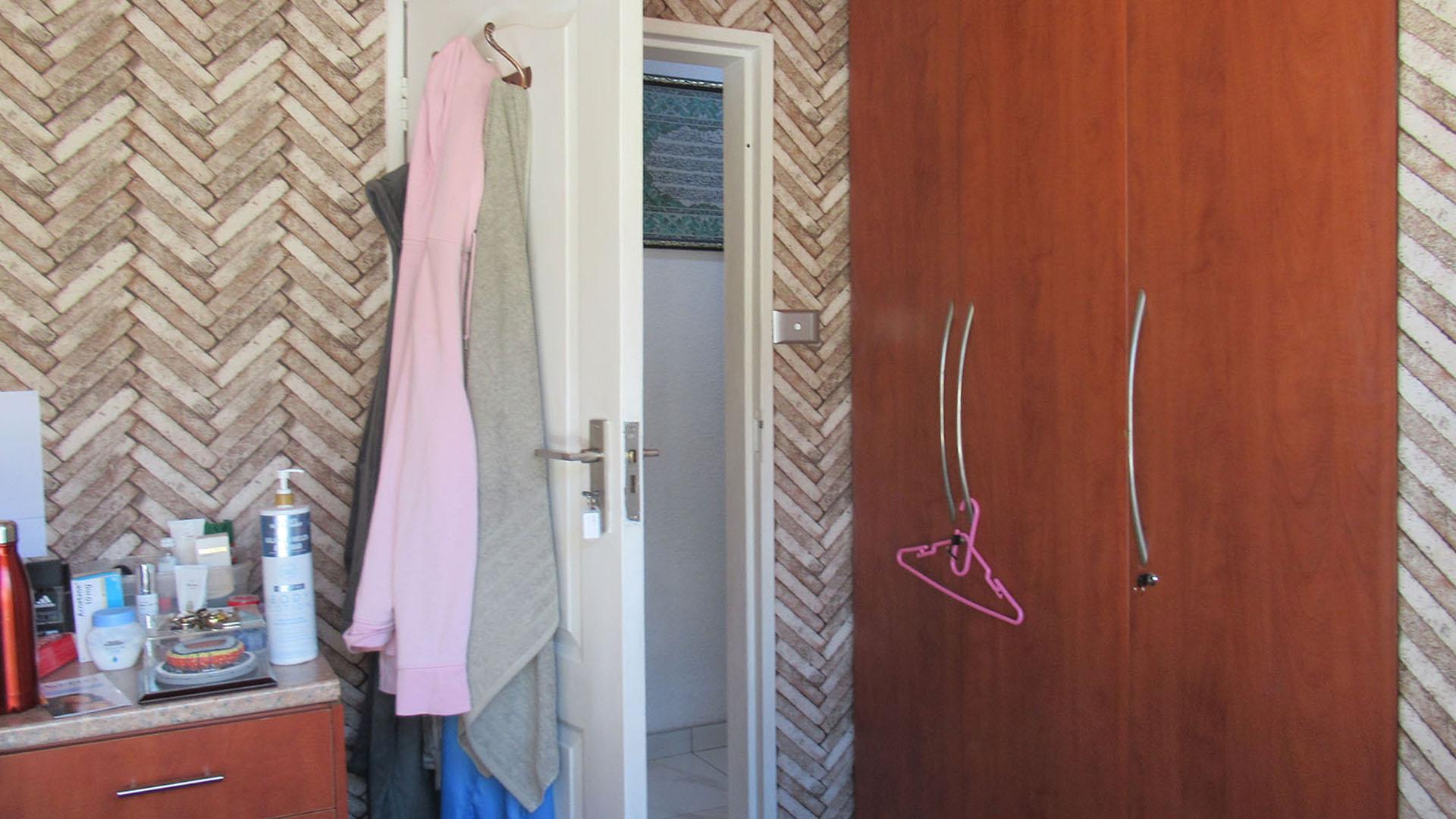 Bed Room 2 - 11 square meters of property in Gillview