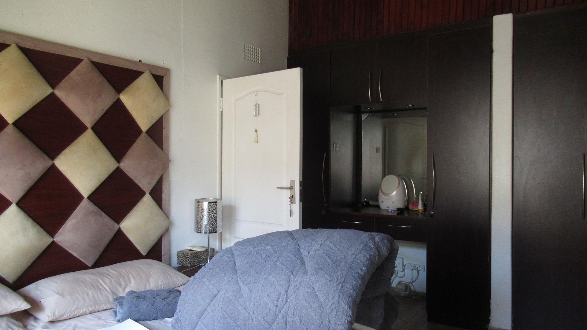 Main Bedroom - 18 square meters of property in Gillview