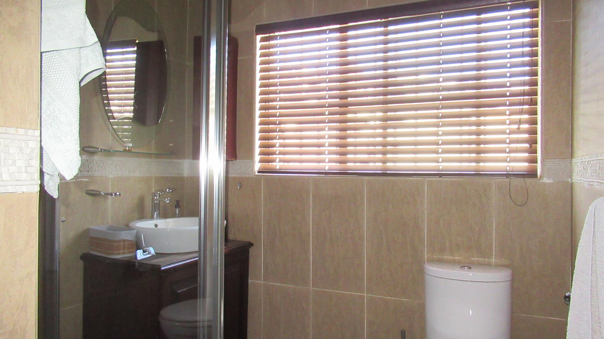 Main Bathroom - 5 square meters of property in Gillview