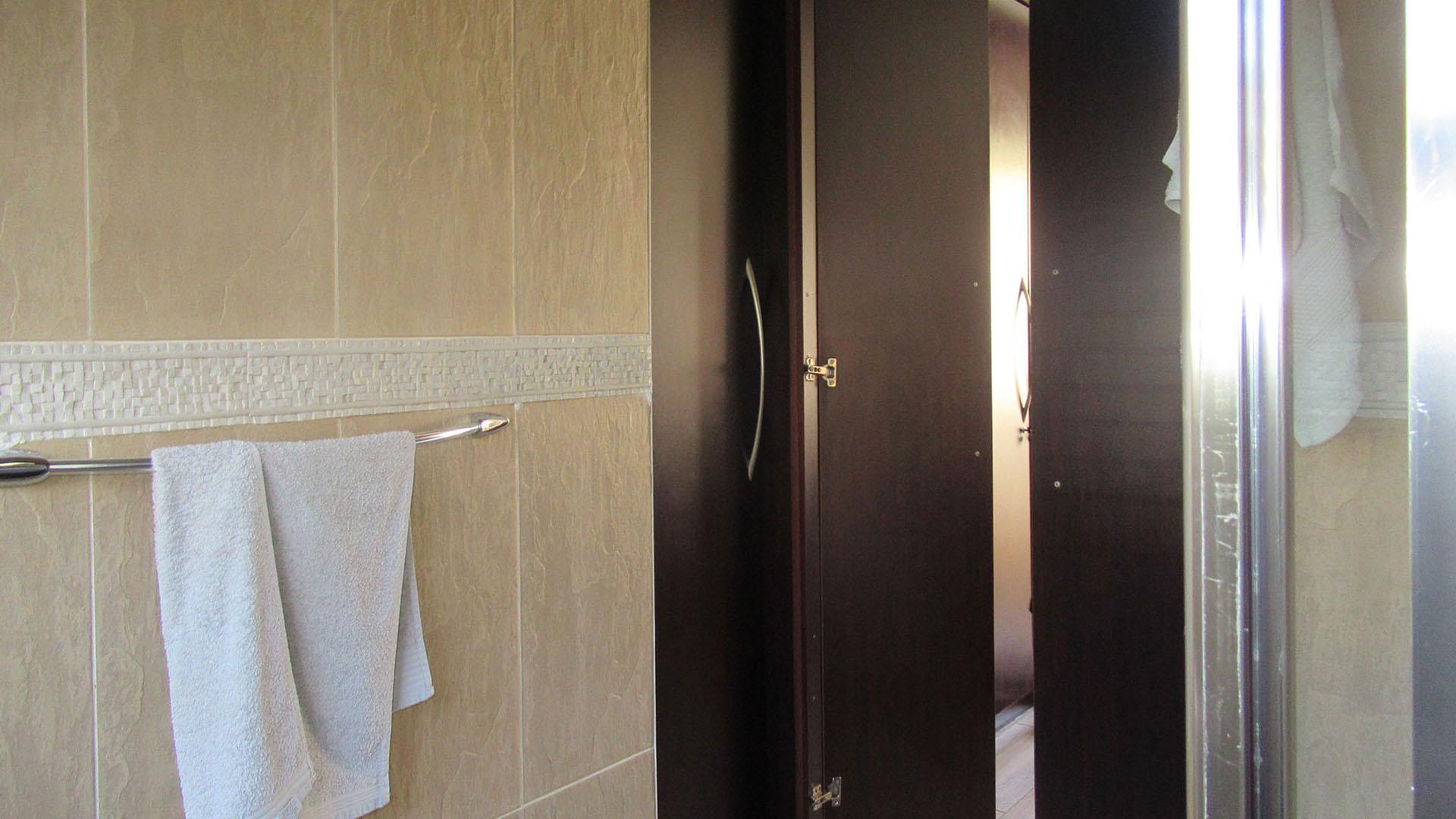 Main Bathroom - 5 square meters of property in Gillview