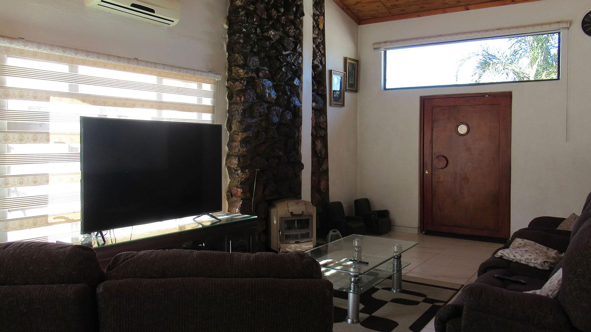 Lounges - 31 square meters of property in Gillview