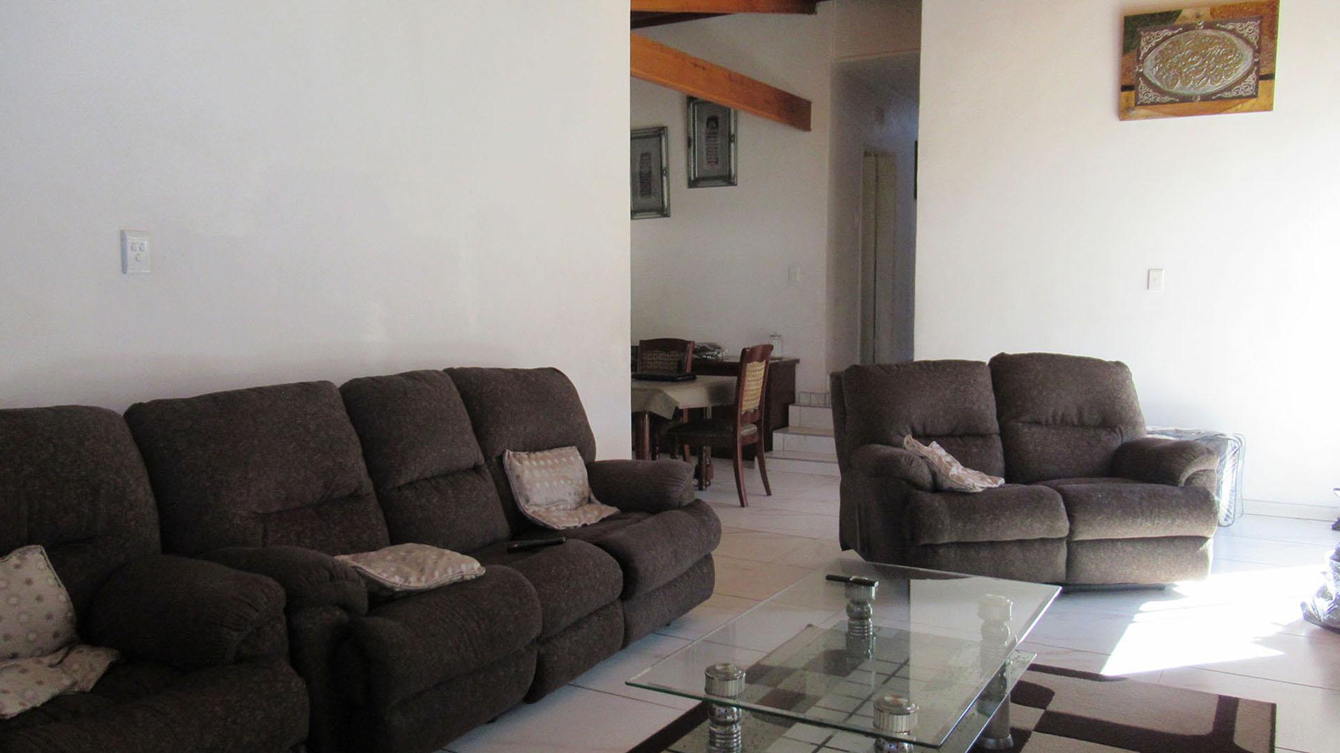 Lounges - 31 square meters of property in Gillview