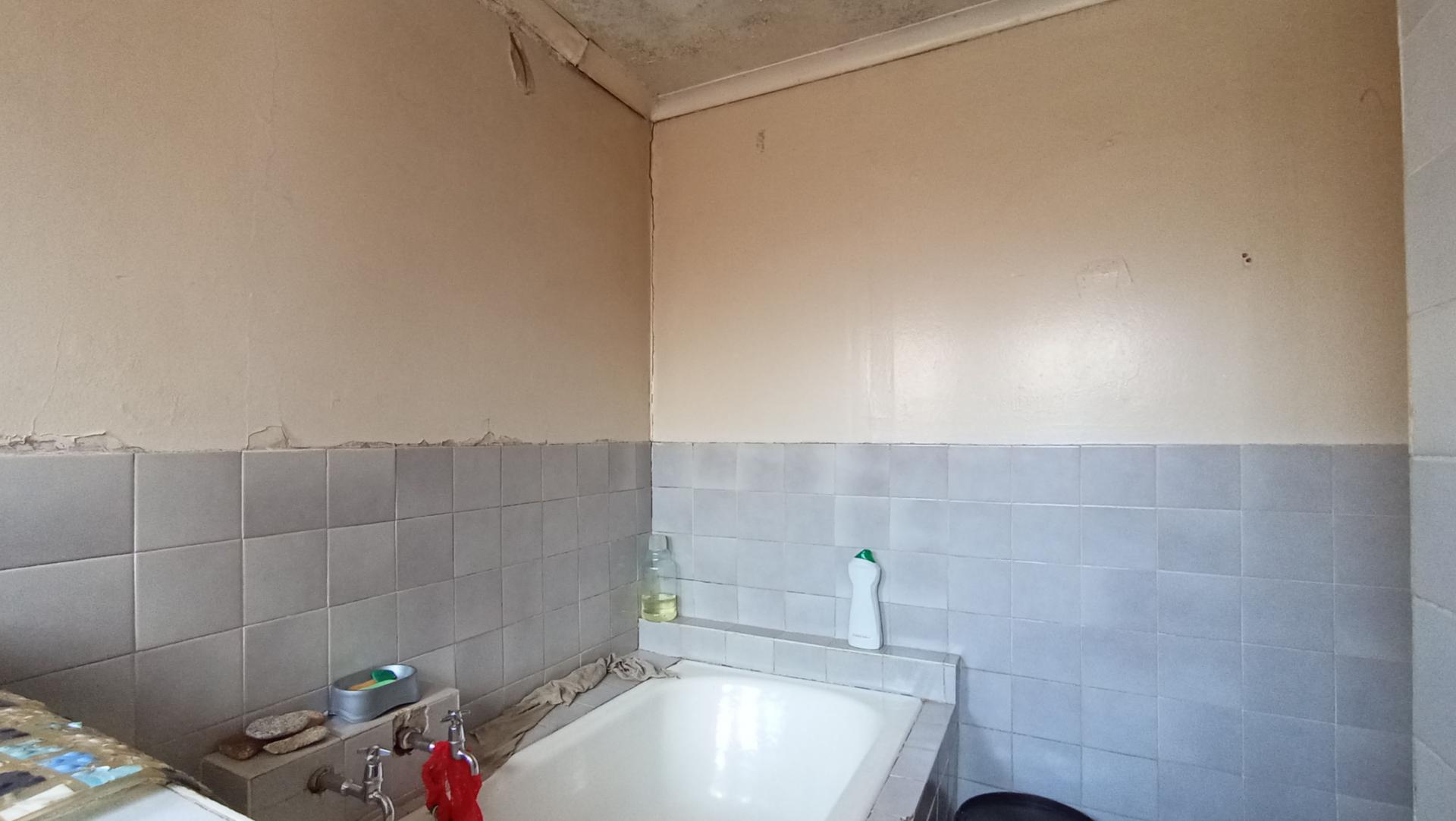 Bathroom 1 - 8 square meters of property in Georgetown