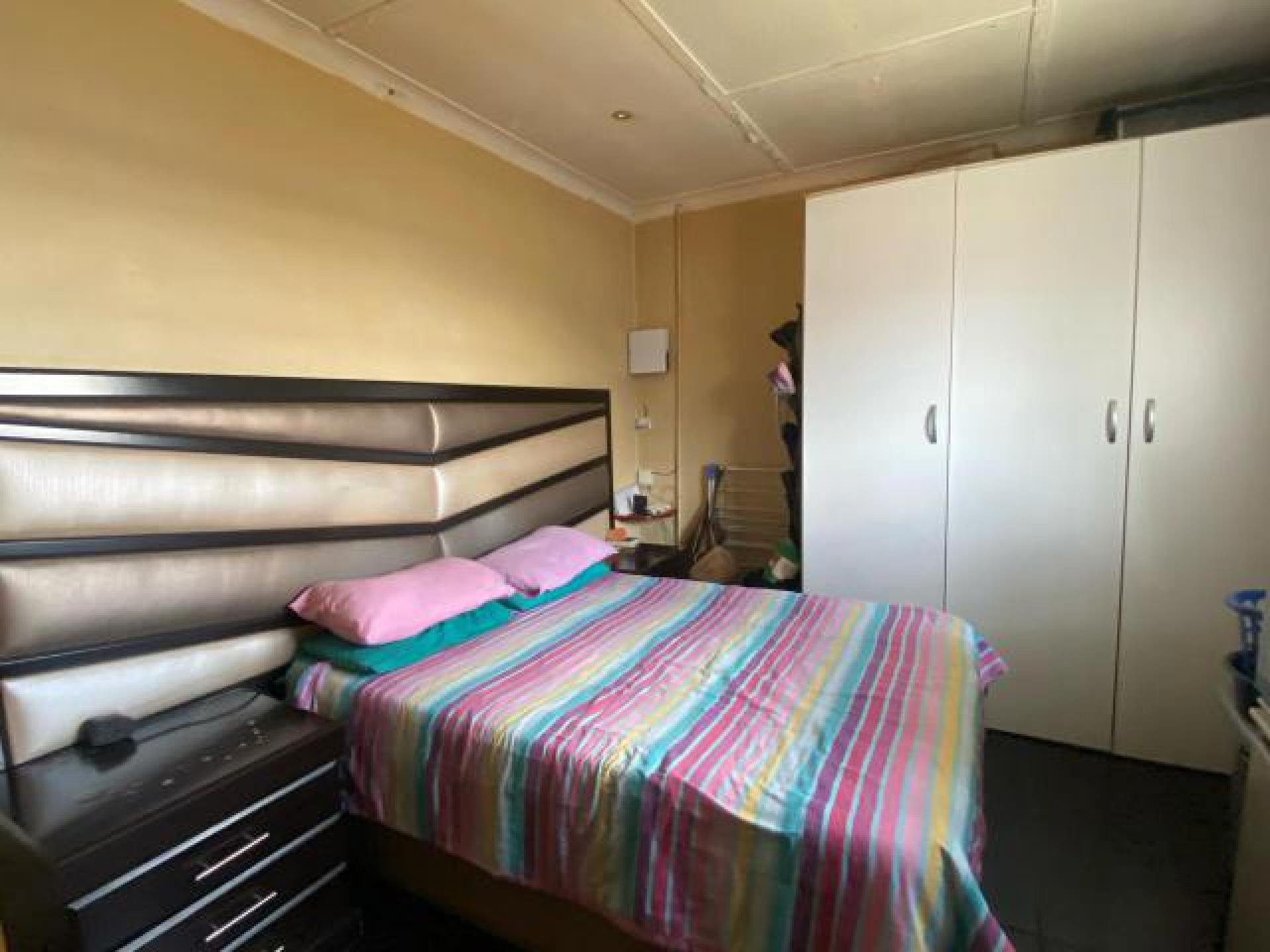 Main Bedroom of property in Bosmont