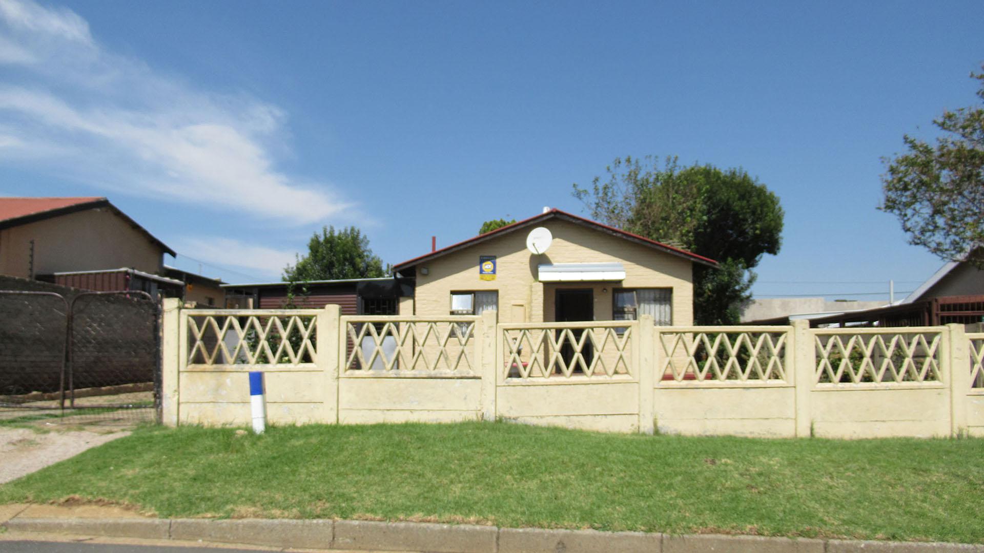 Front View of property in Bosmont