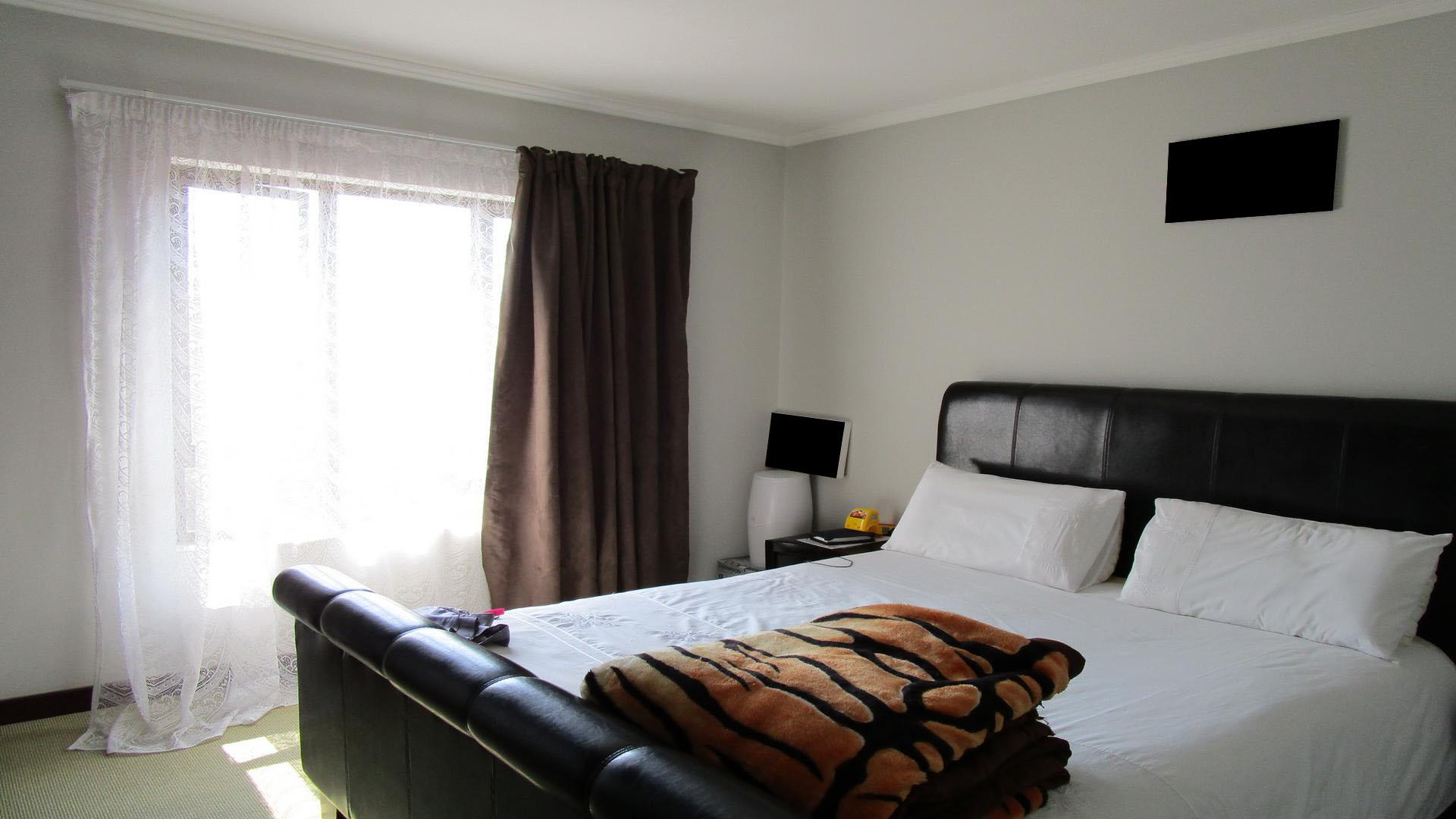 Main Bedroom - 13 square meters of property in Noordwyk