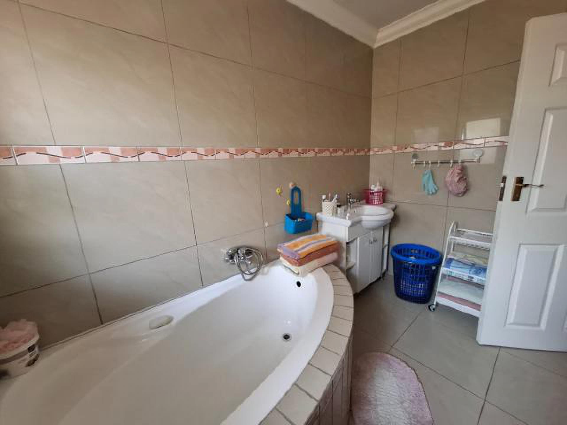 Bathroom 2 - 7 square meters of property in Merrivale