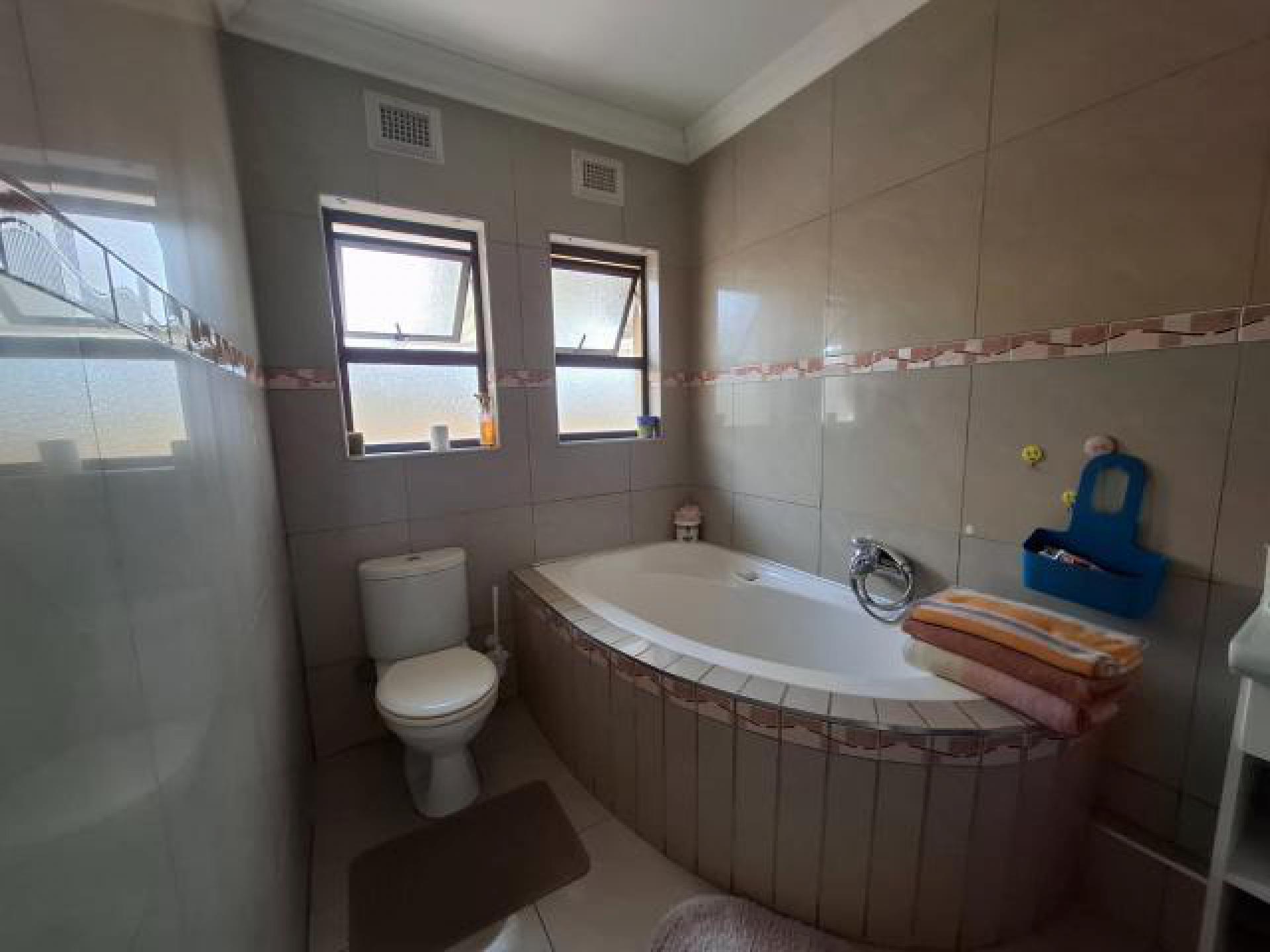 Bathroom 2 - 7 square meters of property in Merrivale