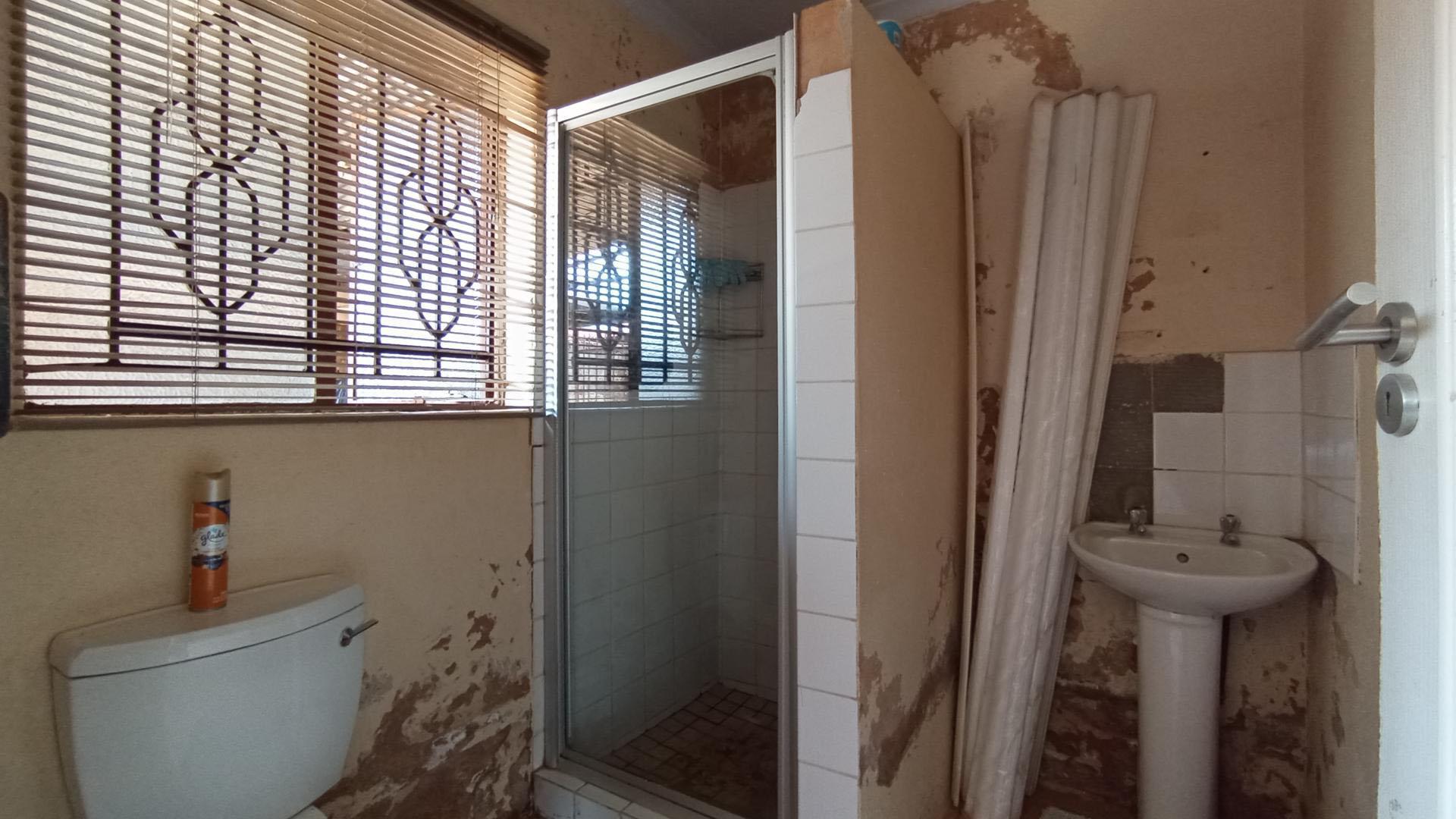 Bathroom 1 - 4 square meters of property in The Orchards