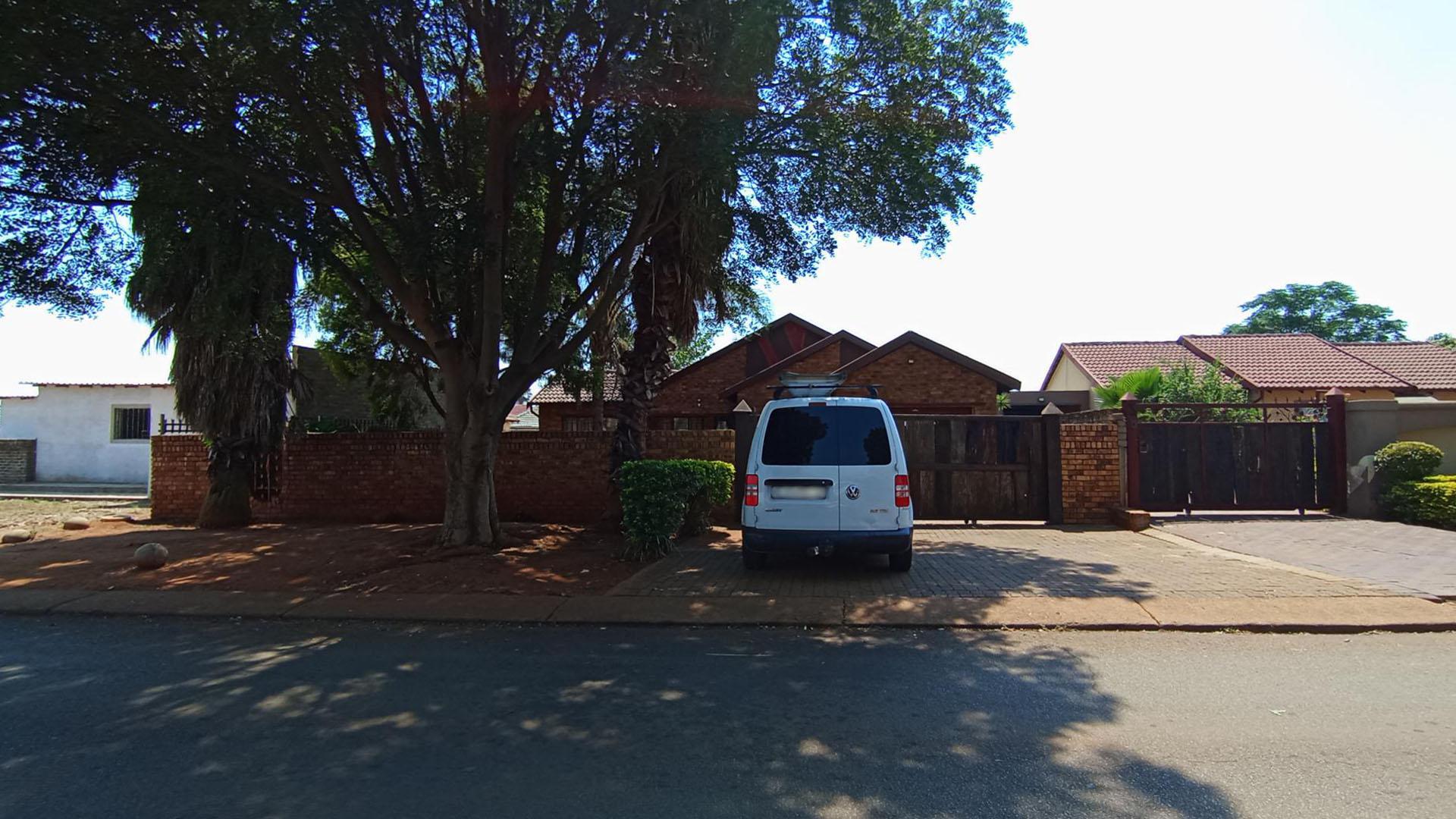 Front View of property in The Orchards