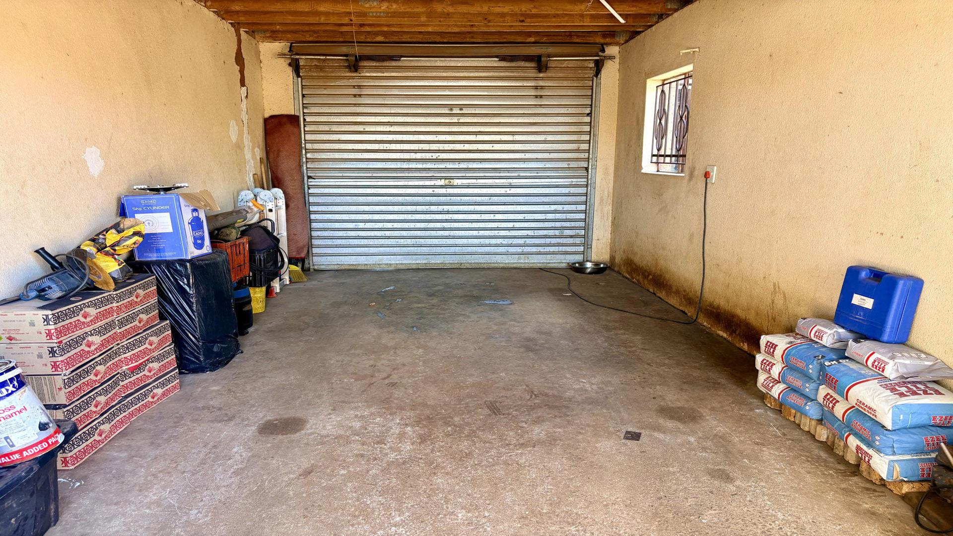 Garage - 24 square meters of property in The Orchards