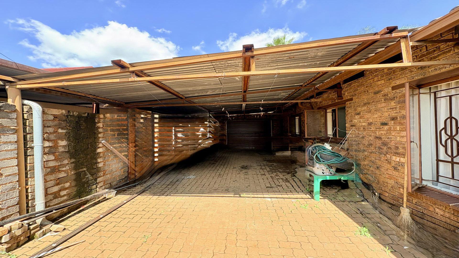 Carport  - 29 square meters of property in The Orchards