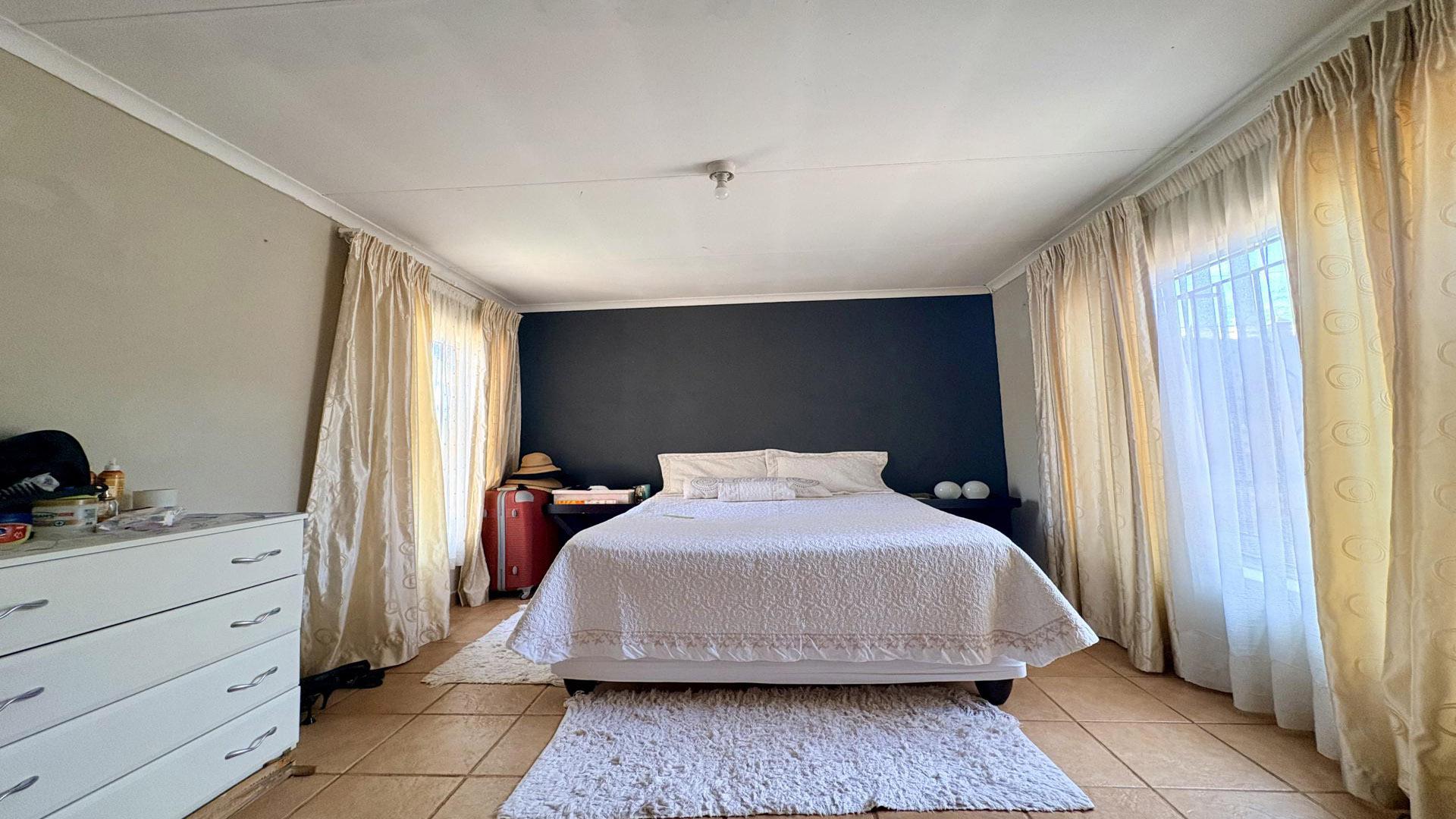 Bed Room 1 - 10 square meters of property in The Orchards