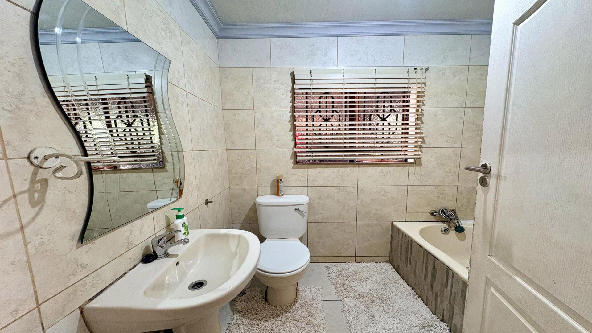 Bathroom 2 of property in The Orchards