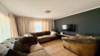Lounges - 14 square meters of property in The Orchards