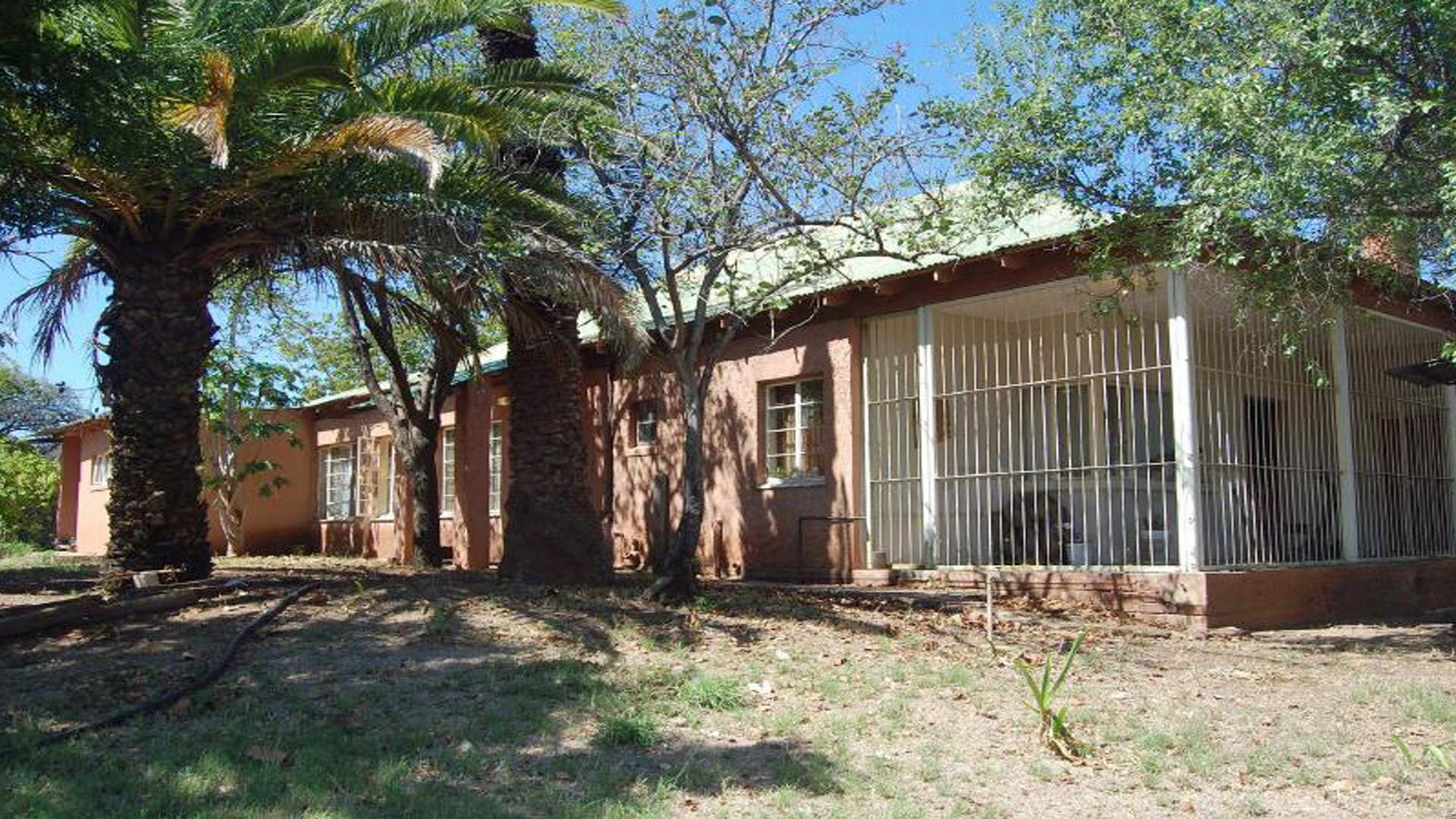 Front View of property in Roedtan