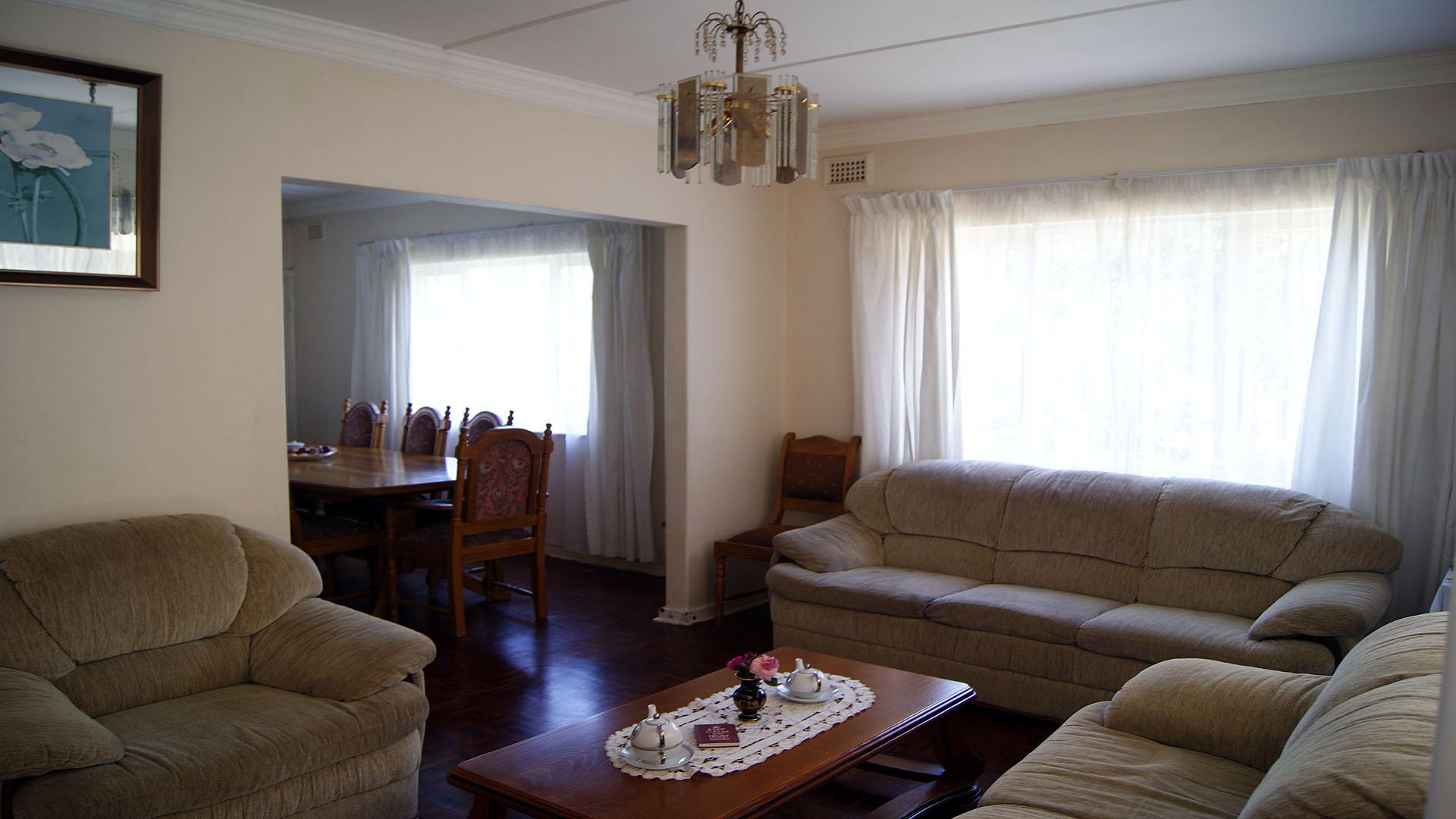 Lounges - 18 square meters of property in Kenville
