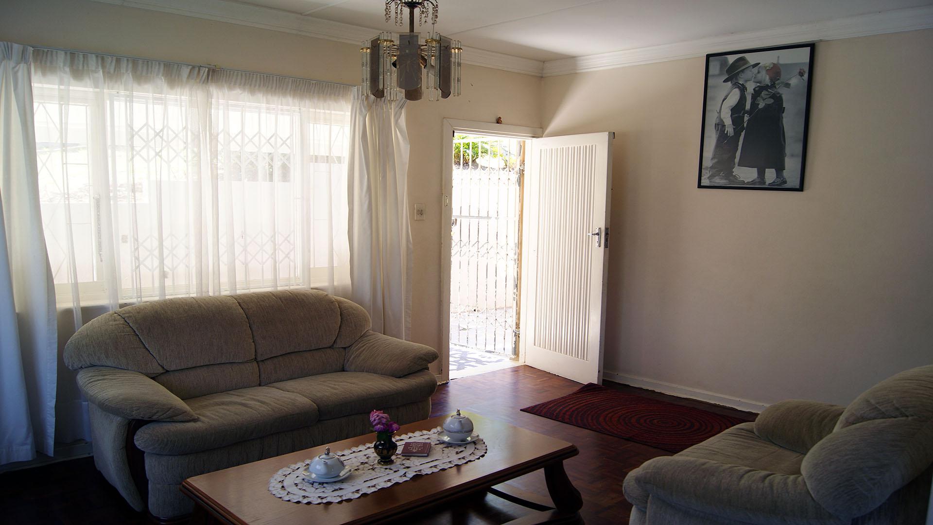 Lounges - 18 square meters of property in Kenville