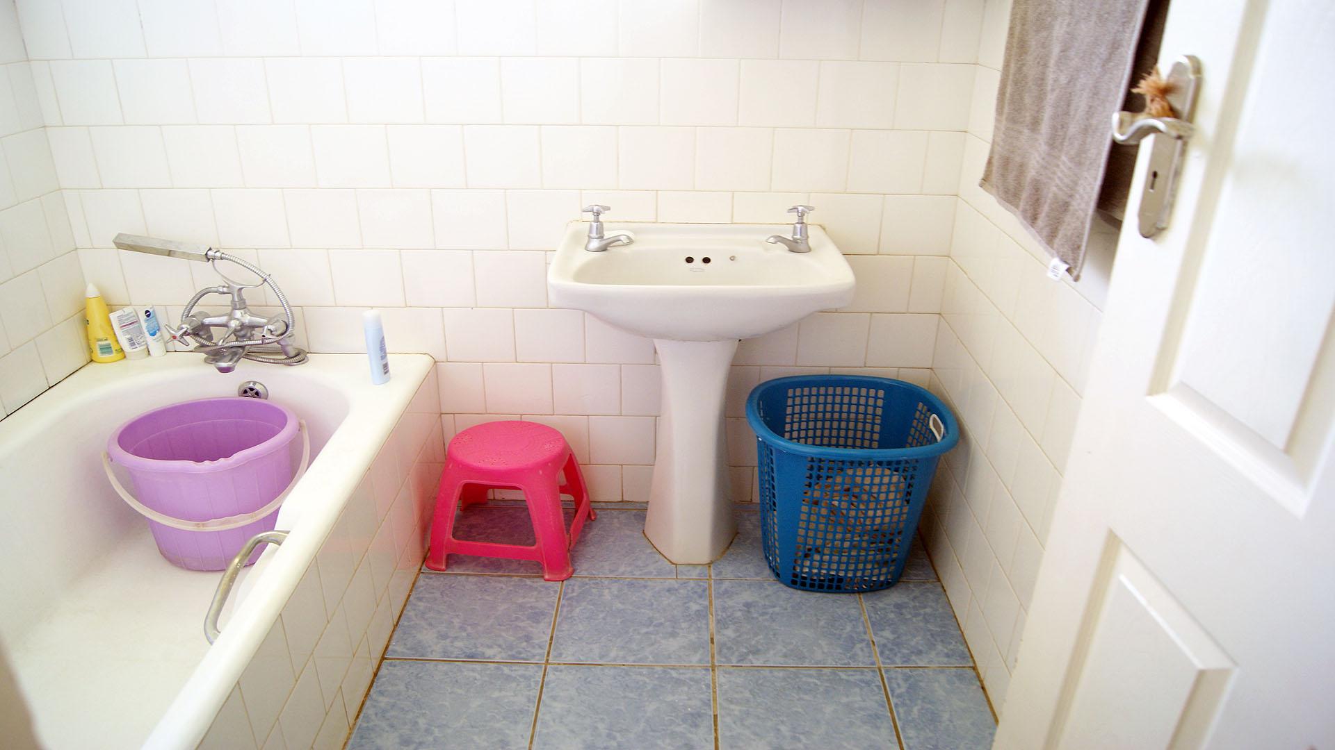 Main Bathroom - 7 square meters of property in Kenville