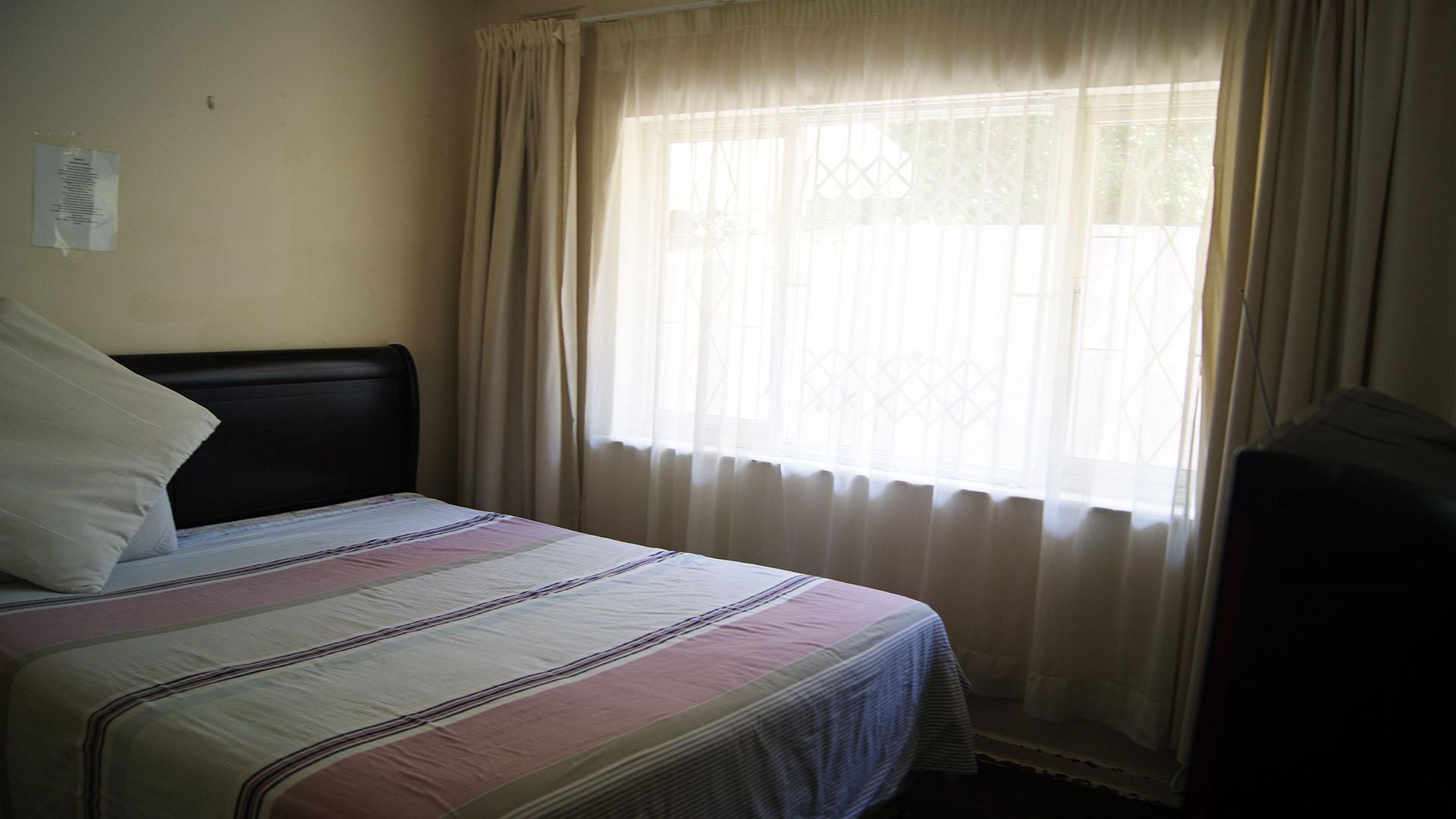 Bed Room 1 - 13 square meters of property in Kenville