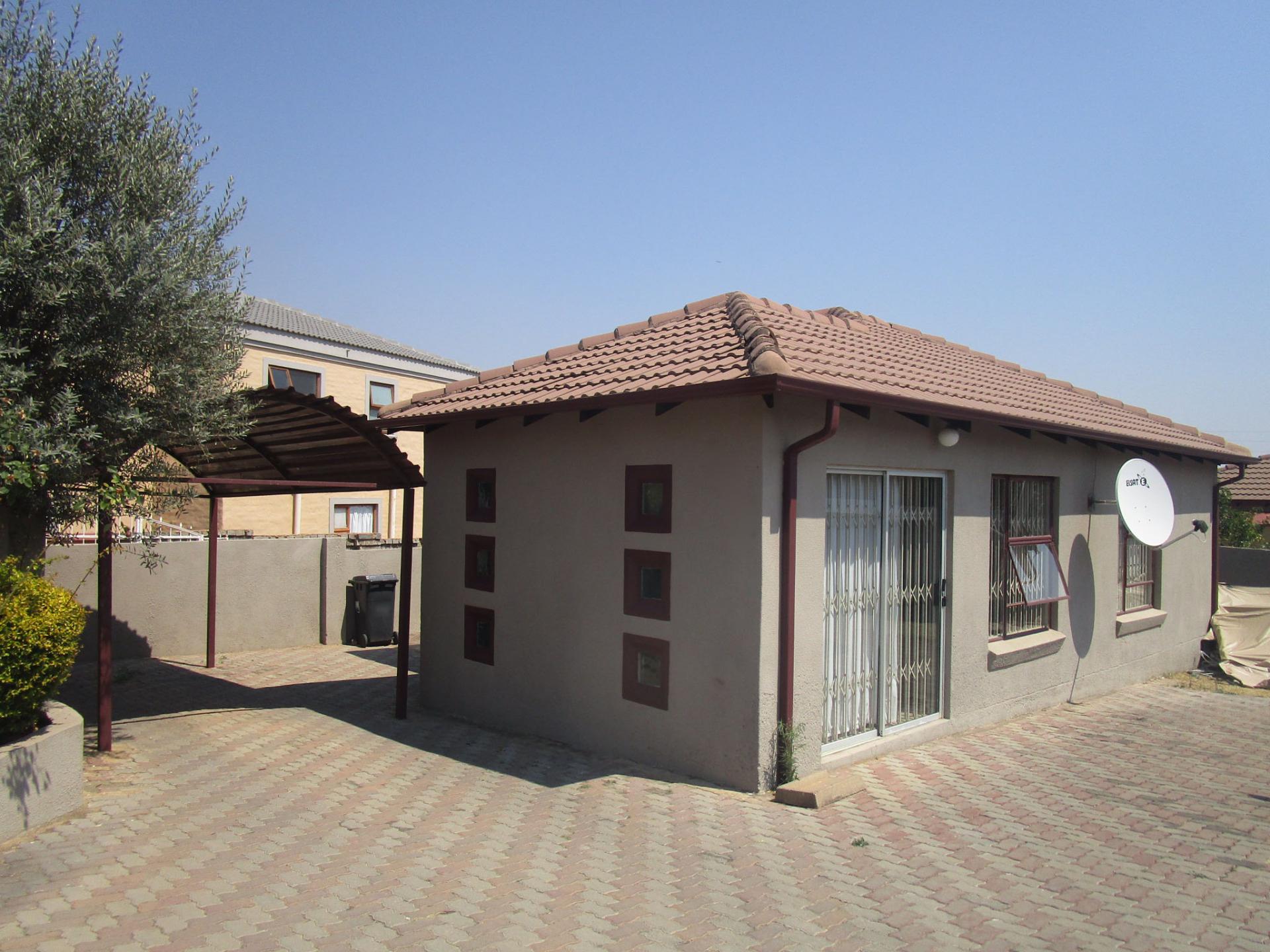Front View of property in Cosmo City