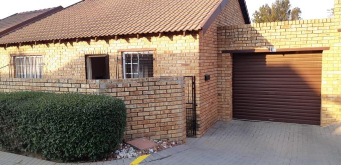 2 Bedroom Simplex to Rent in Wilgeheuwel  - Property to rent - MR241162