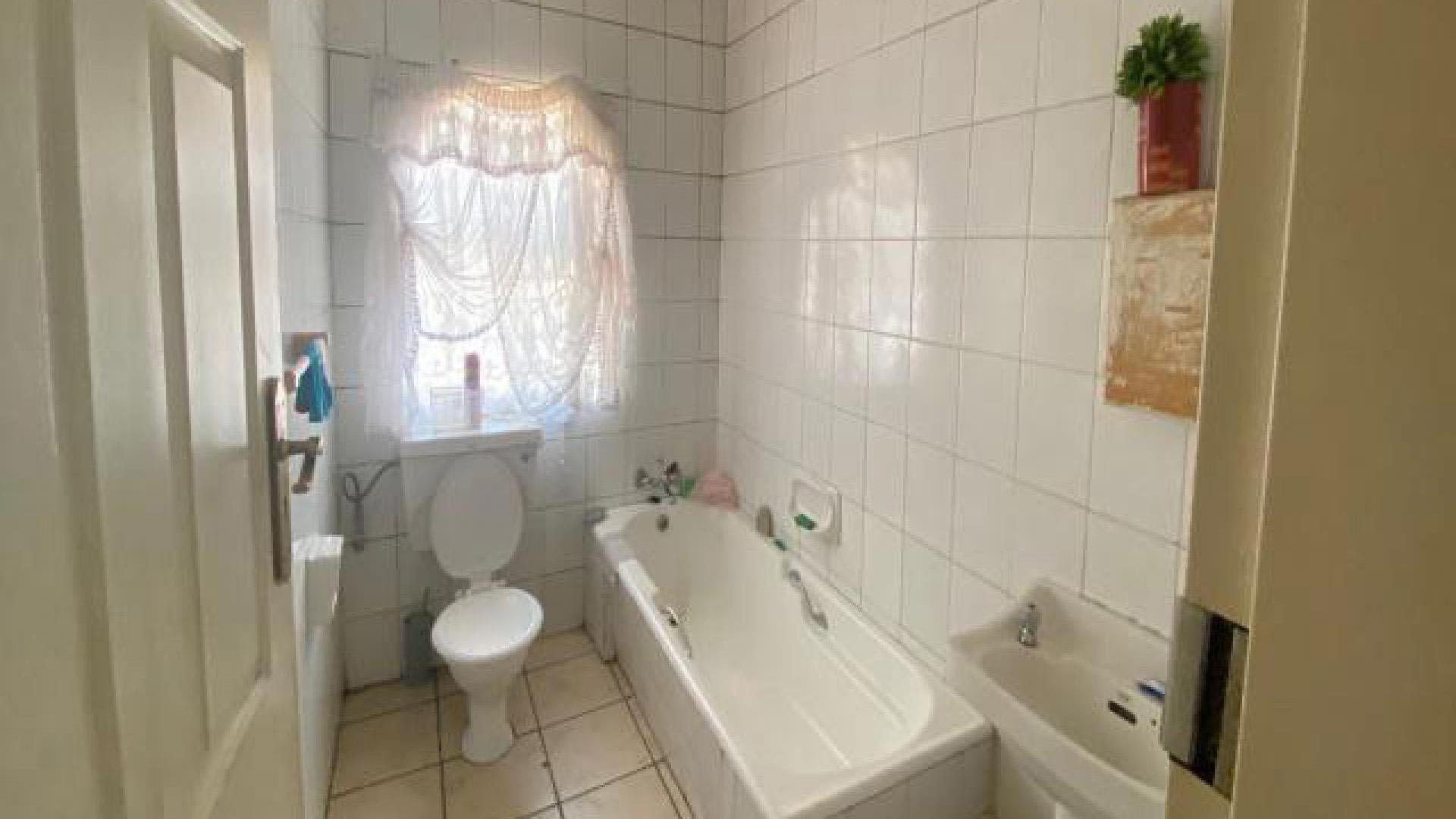 Bathroom 2 of property in Birchleigh North