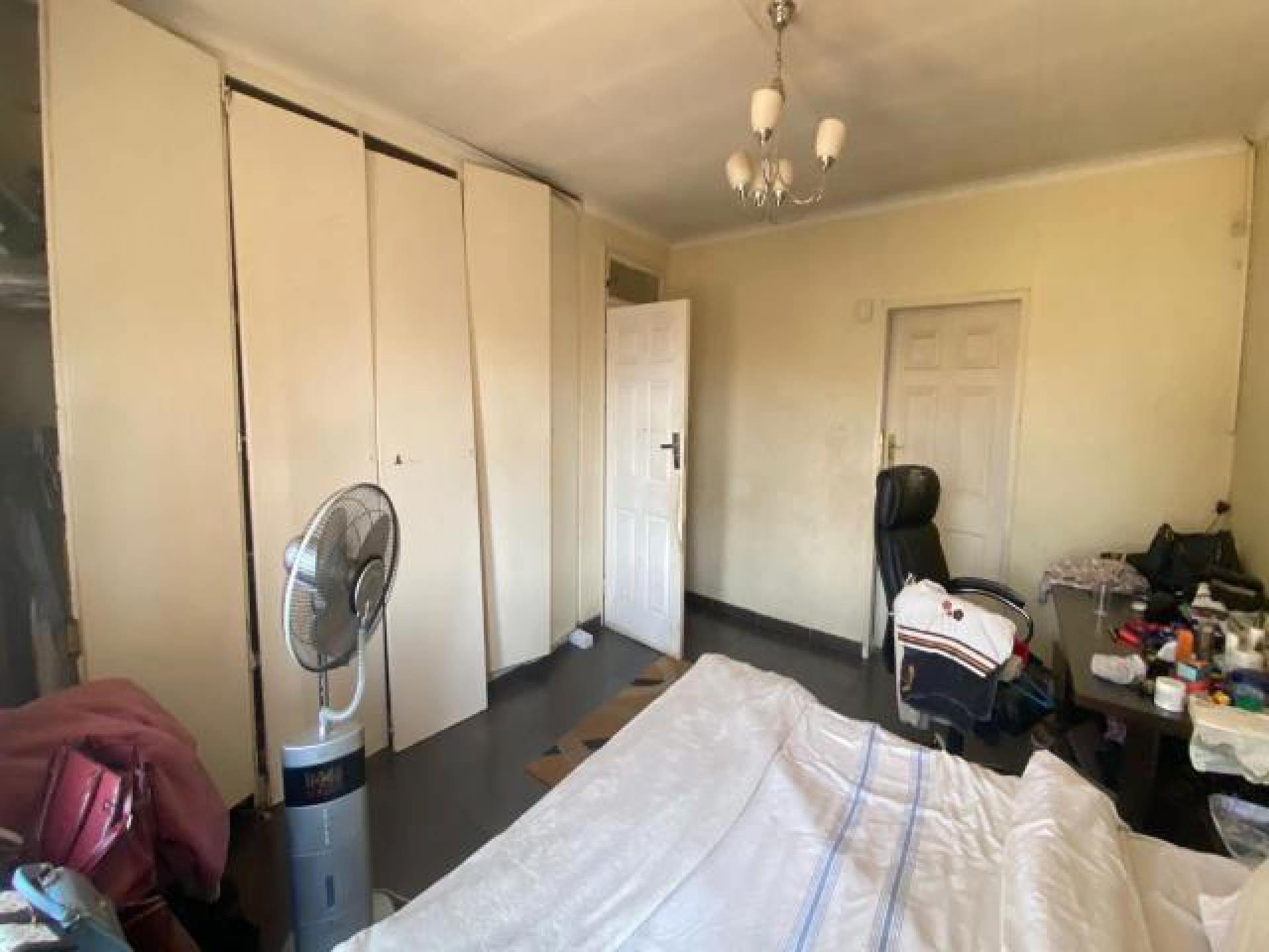Main Bedroom of property in Birchleigh North