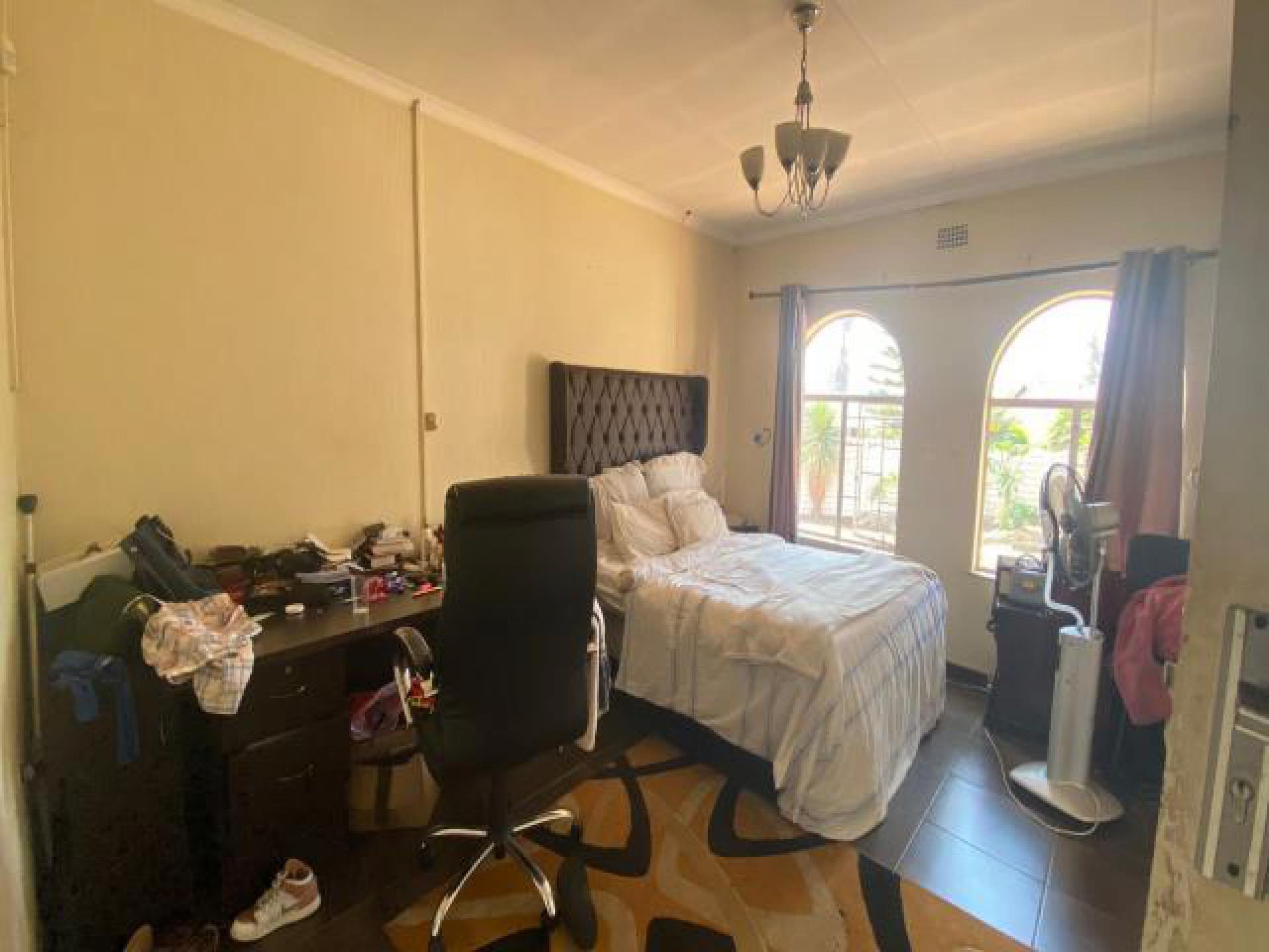 Main Bedroom of property in Birchleigh North