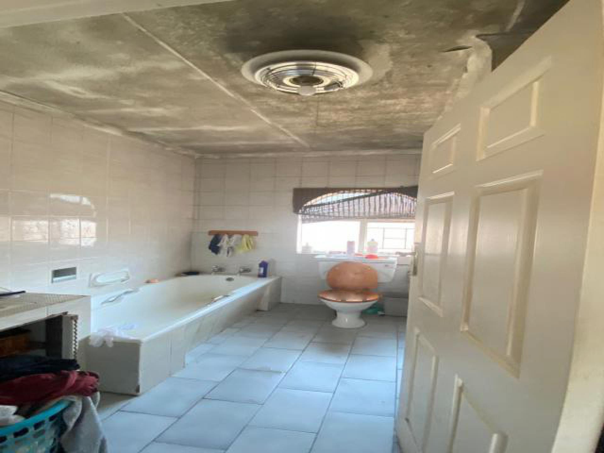 Bathroom 1 of property in Birchleigh North