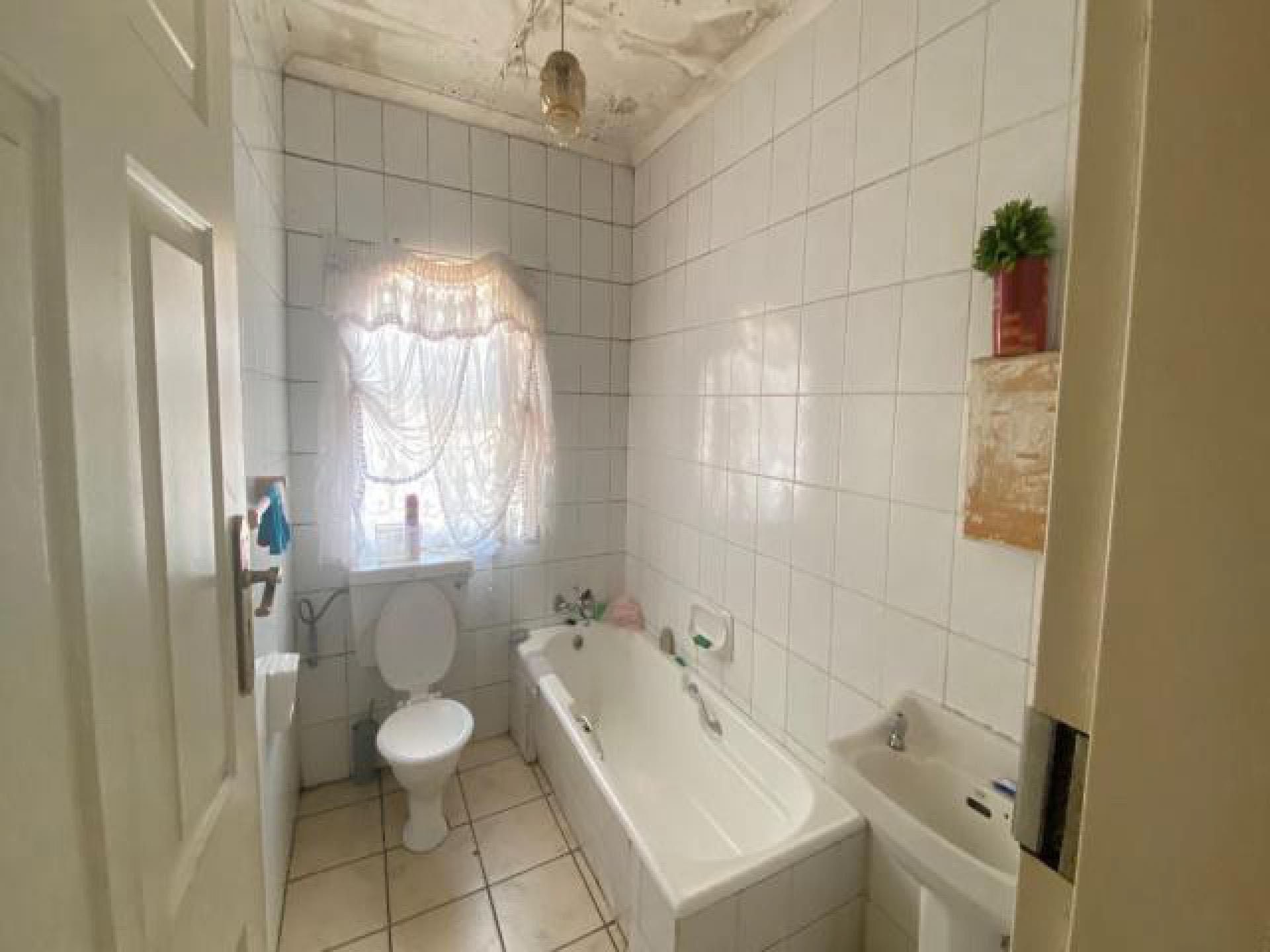 Bathroom 2 of property in Birchleigh North