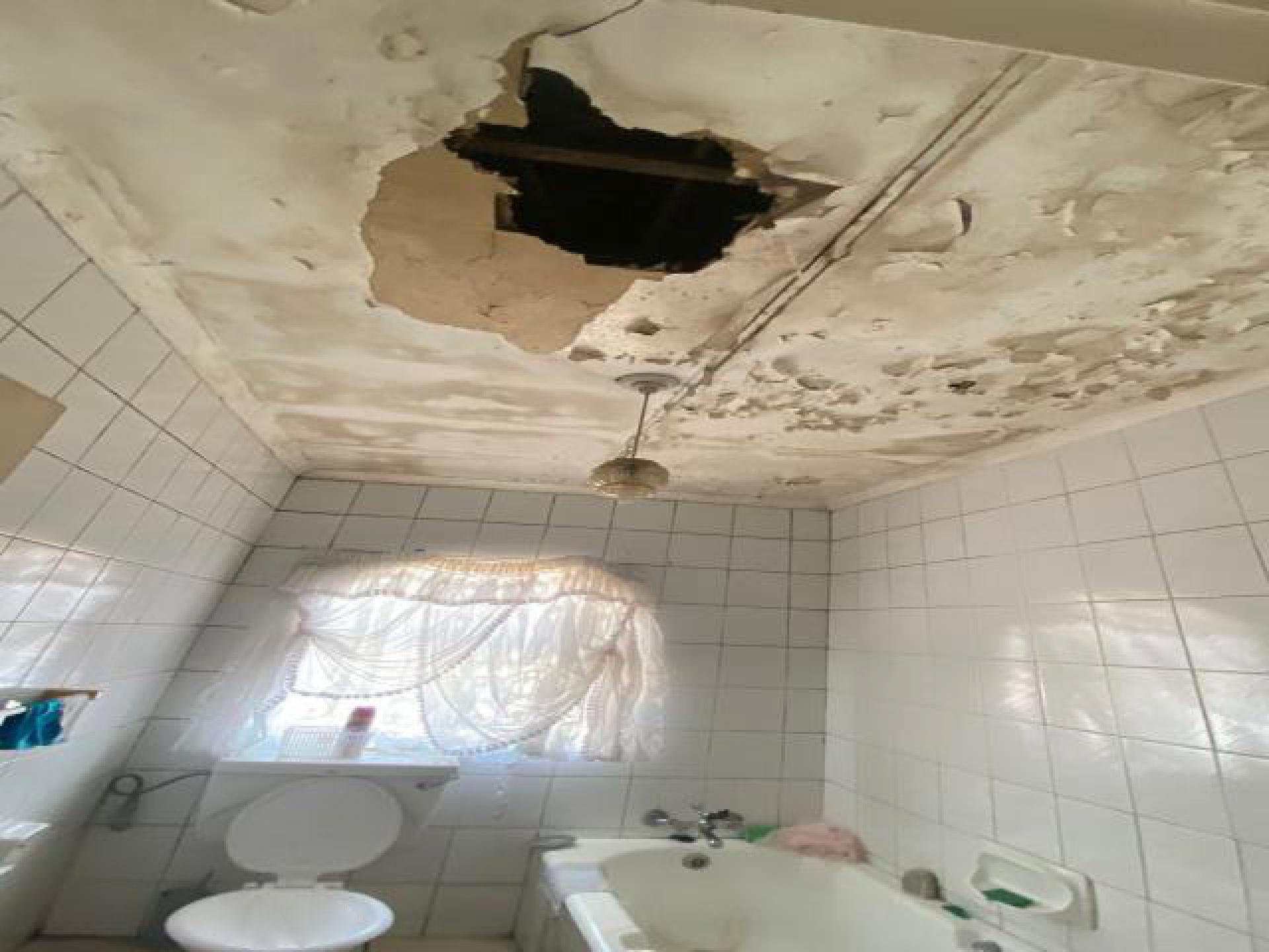 Bathroom 2 of property in Birchleigh North