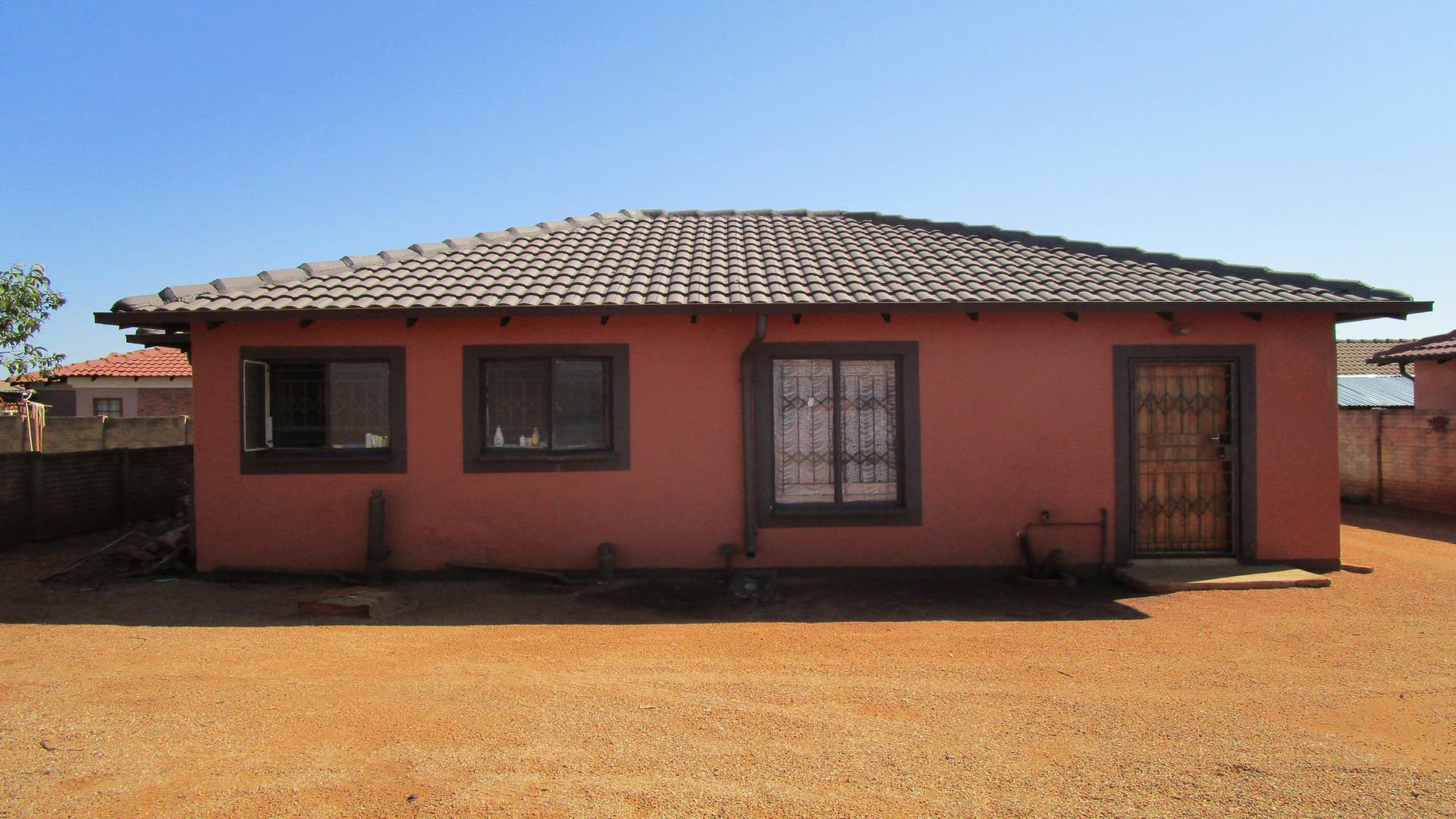 Front View of property in The Orchards