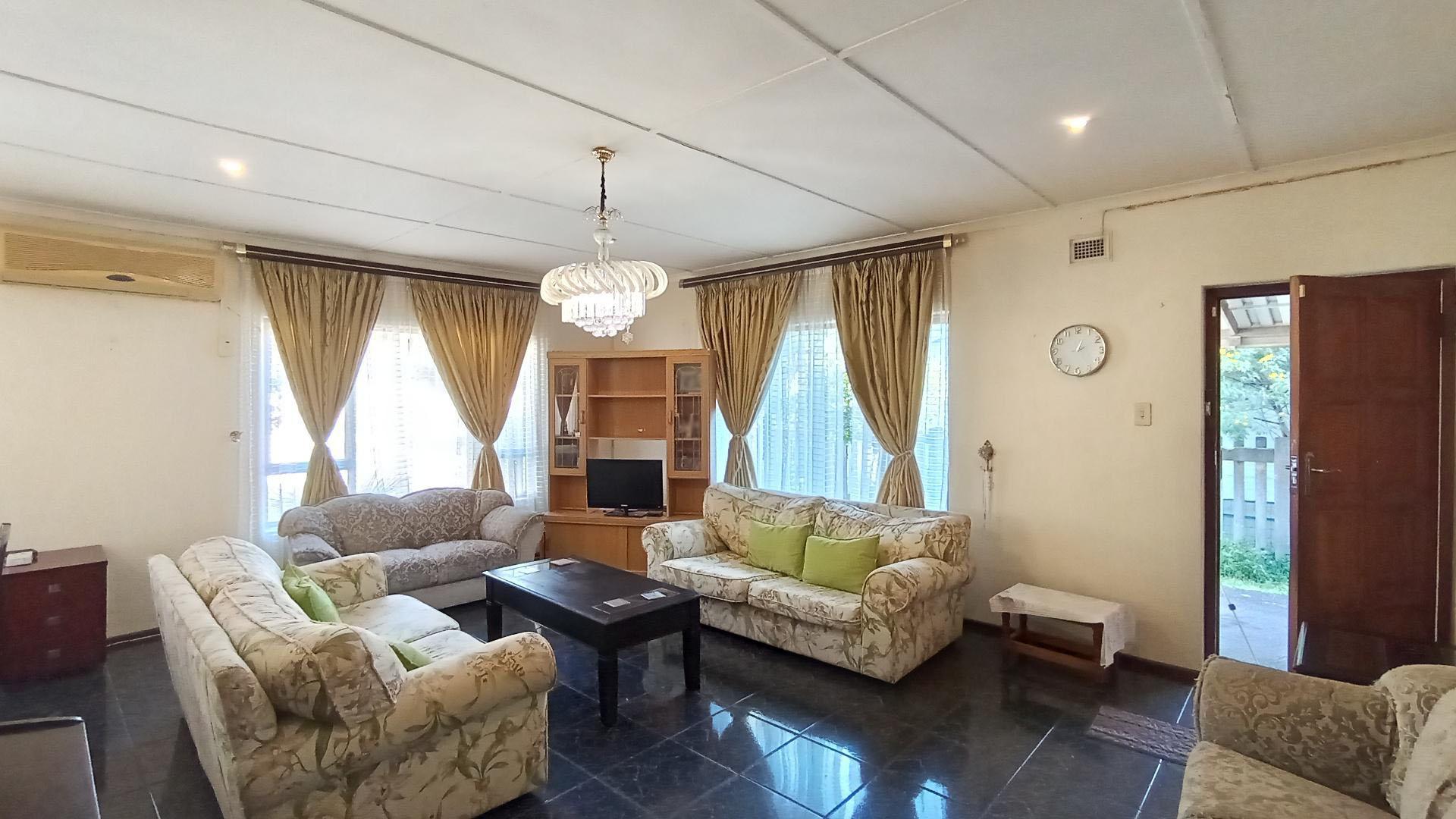 Lounges - 33 square meters of property in Glen Anil