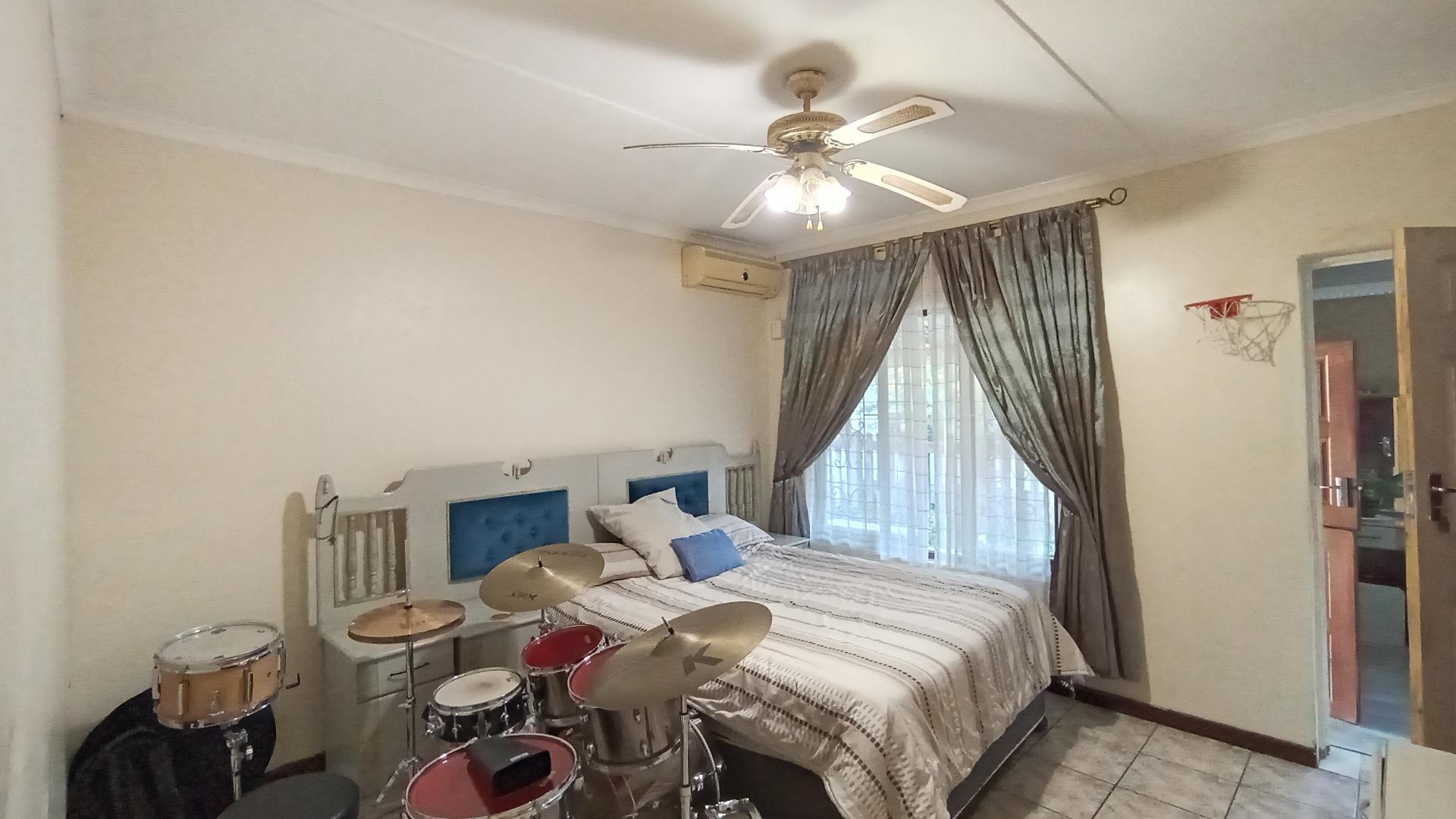 Bed Room 1 - 18 square meters of property in Glen Anil