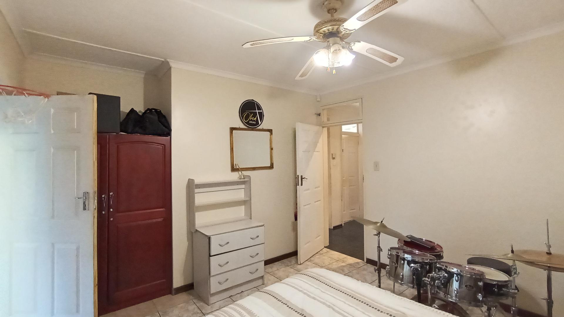 Bed Room 1 - 18 square meters of property in Glen Anil