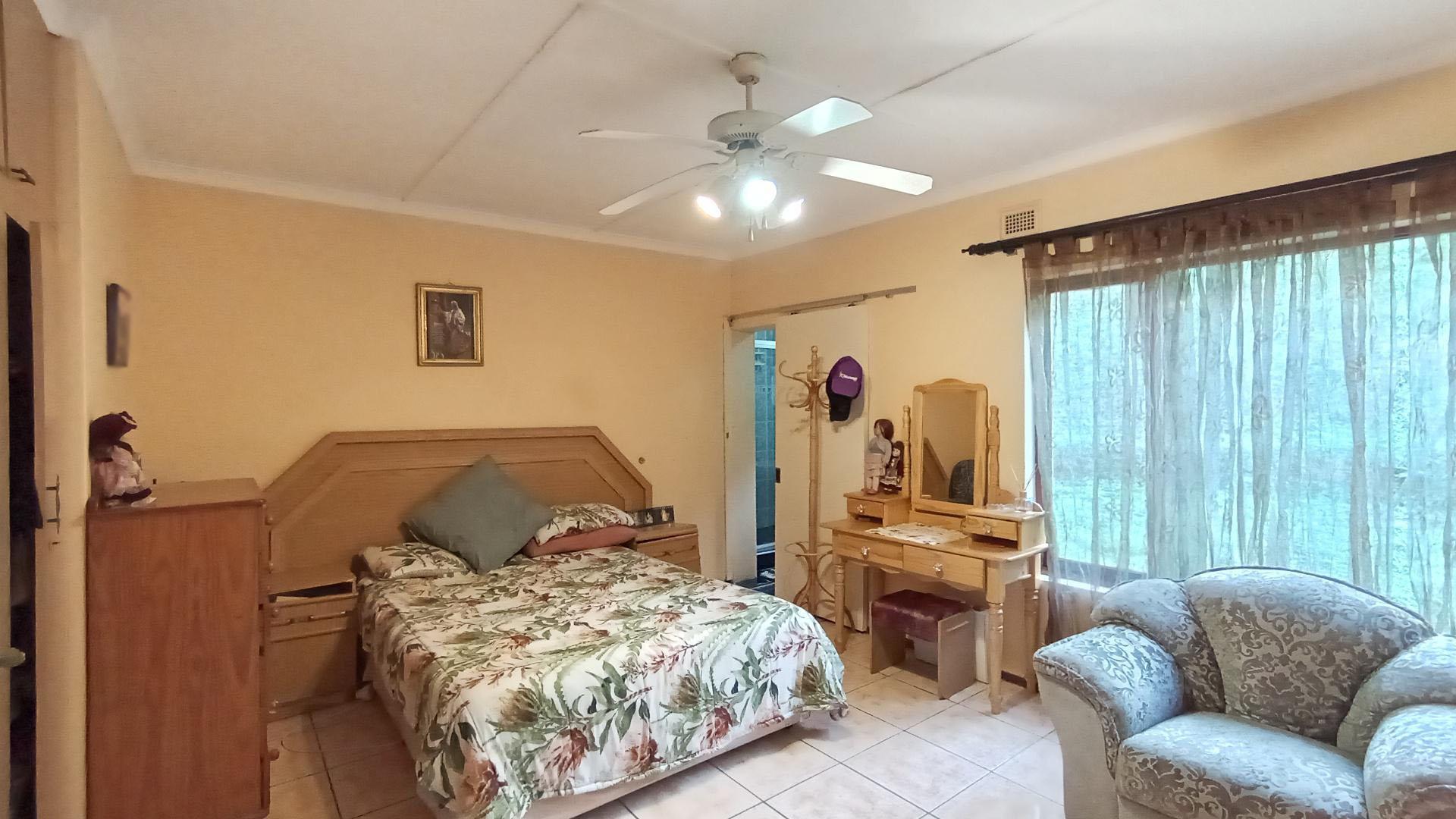 Main Bedroom - 23 square meters of property in Glen Anil