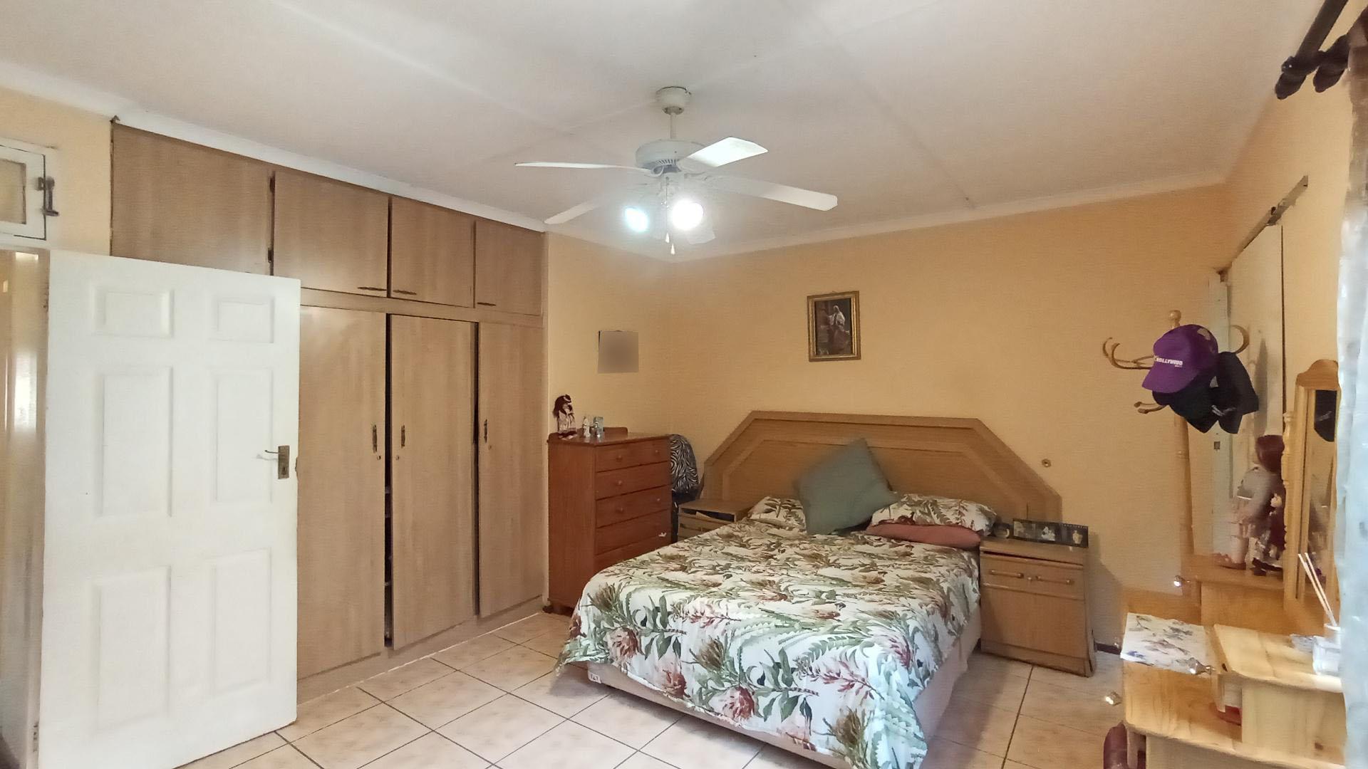 Main Bedroom - 23 square meters of property in Glen Anil