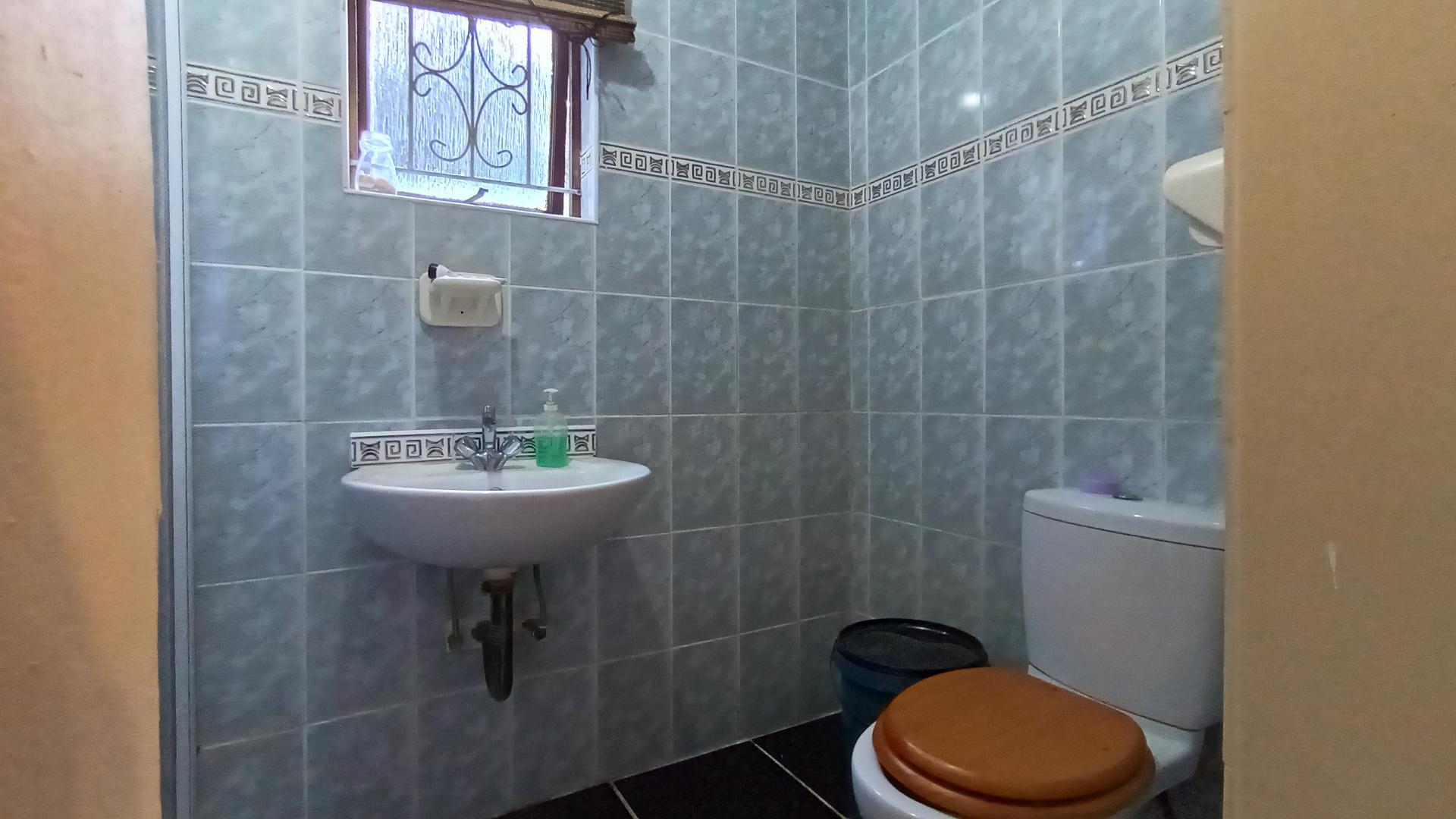 Main Bathroom - 5 square meters of property in Glen Anil